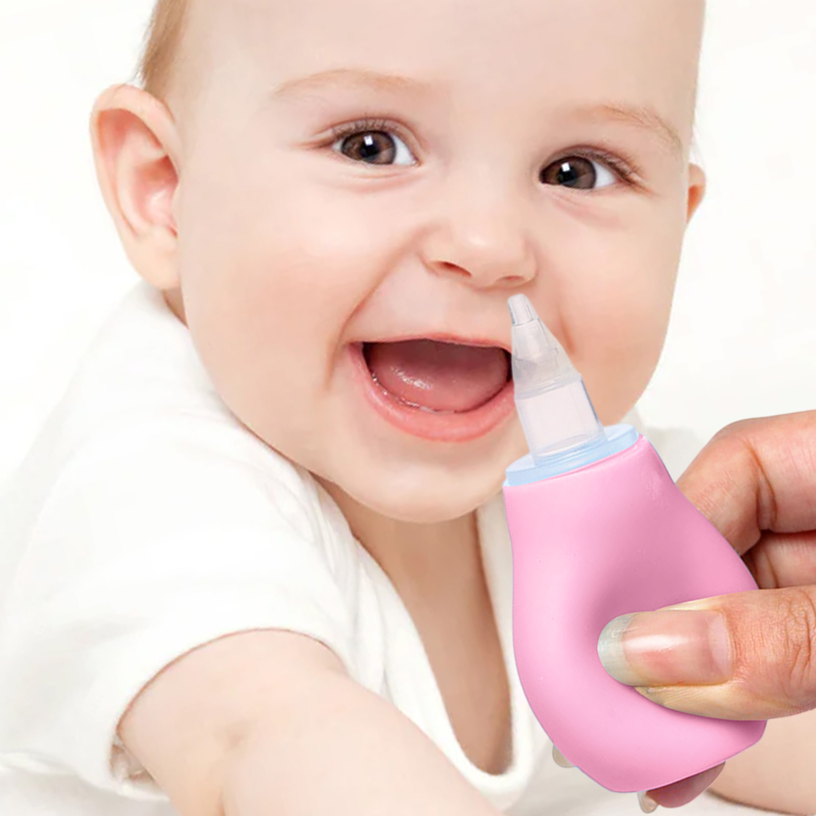 Un bambino sorride mentre un aspiratore nasale rosa è tenuto vicino al suo naso.