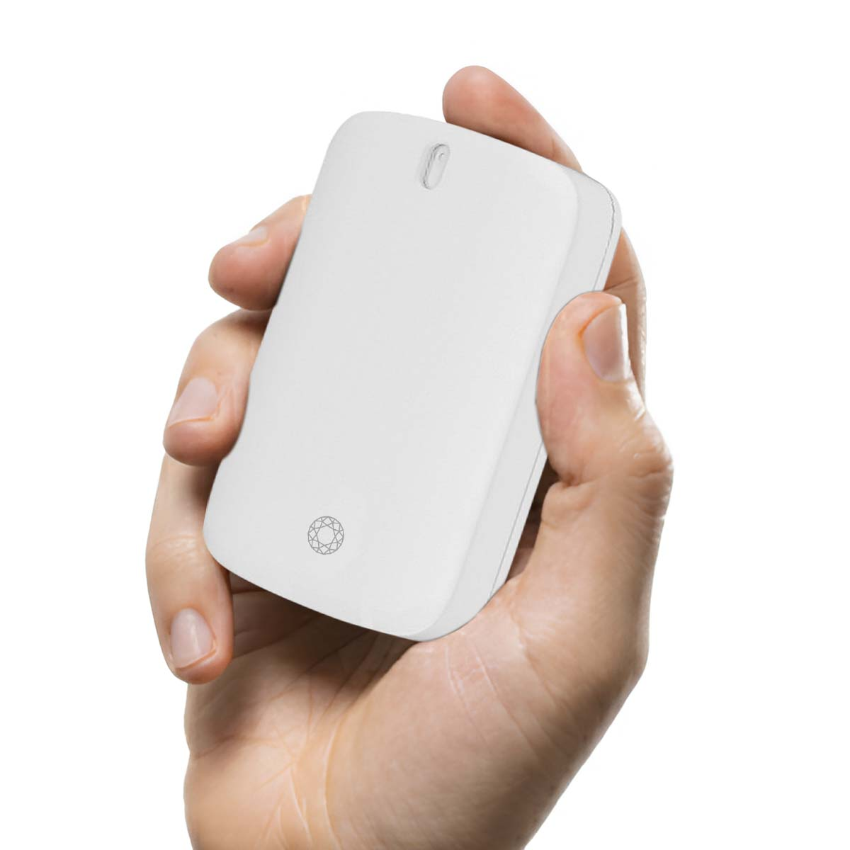 Una mano tiene un piccolo dispositivo bianco con un logo circolare. Sfondo bianco.