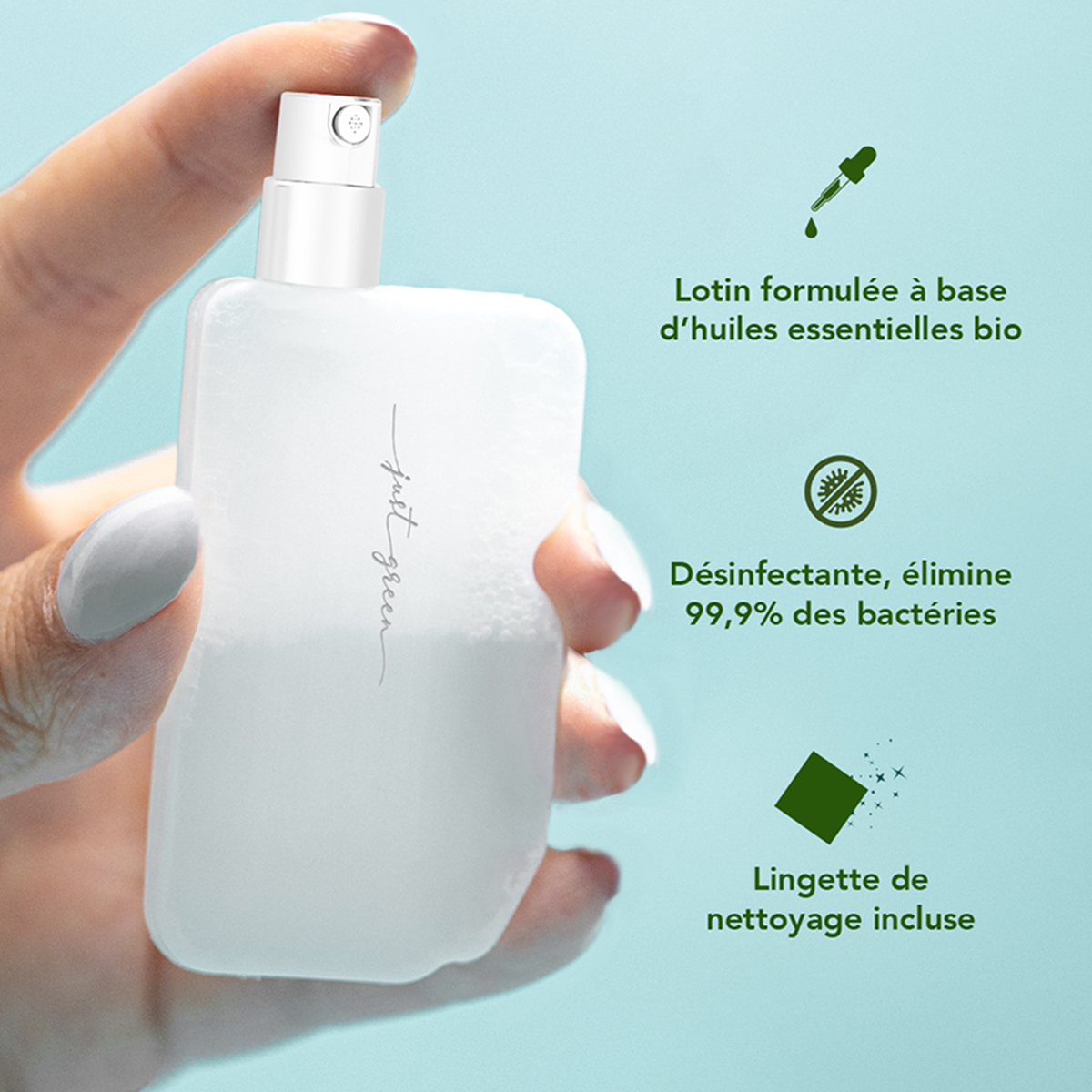 Una mano tiene una bottiglia spray bianca con l'etichetta 'just green'. Icone e testo accanto.