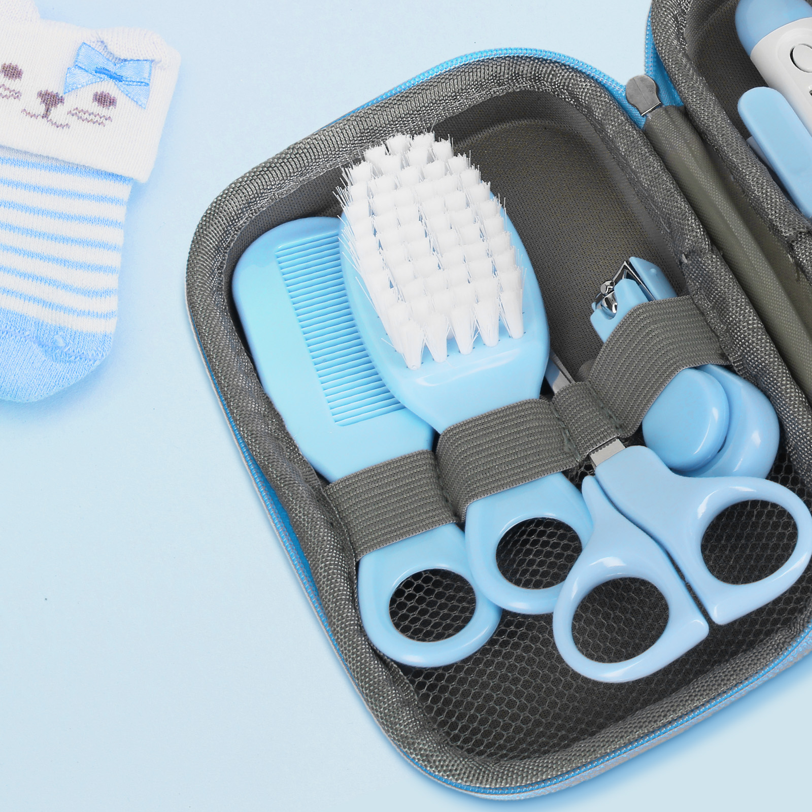 Set da toeletta azzurro per neonati con pettine, spazzola, forbici e tagliaunghie.