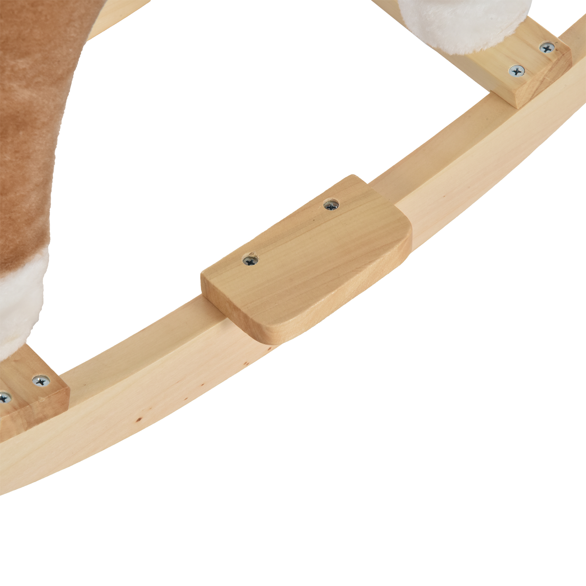 Primer plano de un caballito de madera con felpa marrón y acentos blancos.