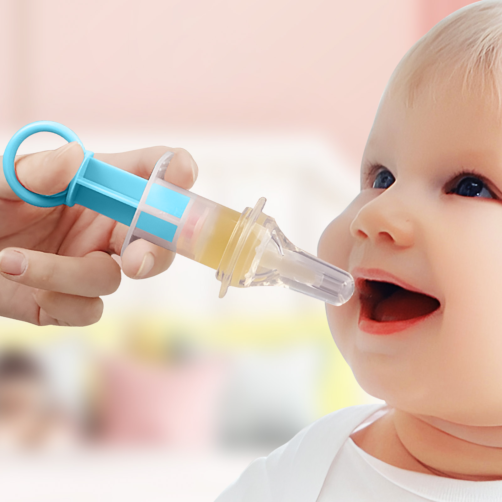 Un bambino riceve medicine da un contagocce blu.