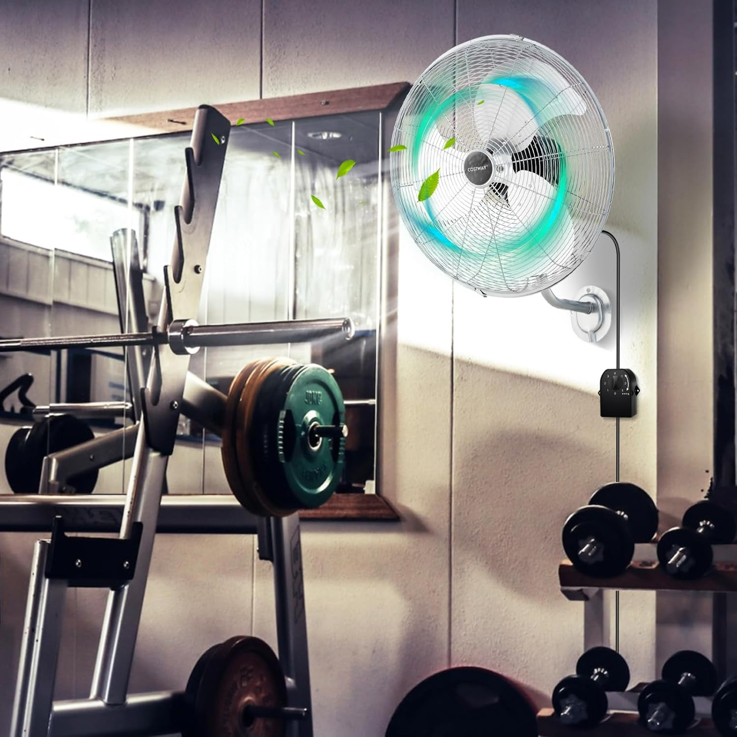 Ein wandmontierter Ventilator zirkuliert Luft in einem Fitnessstudio mit Lang- und Kurzhanteln.
