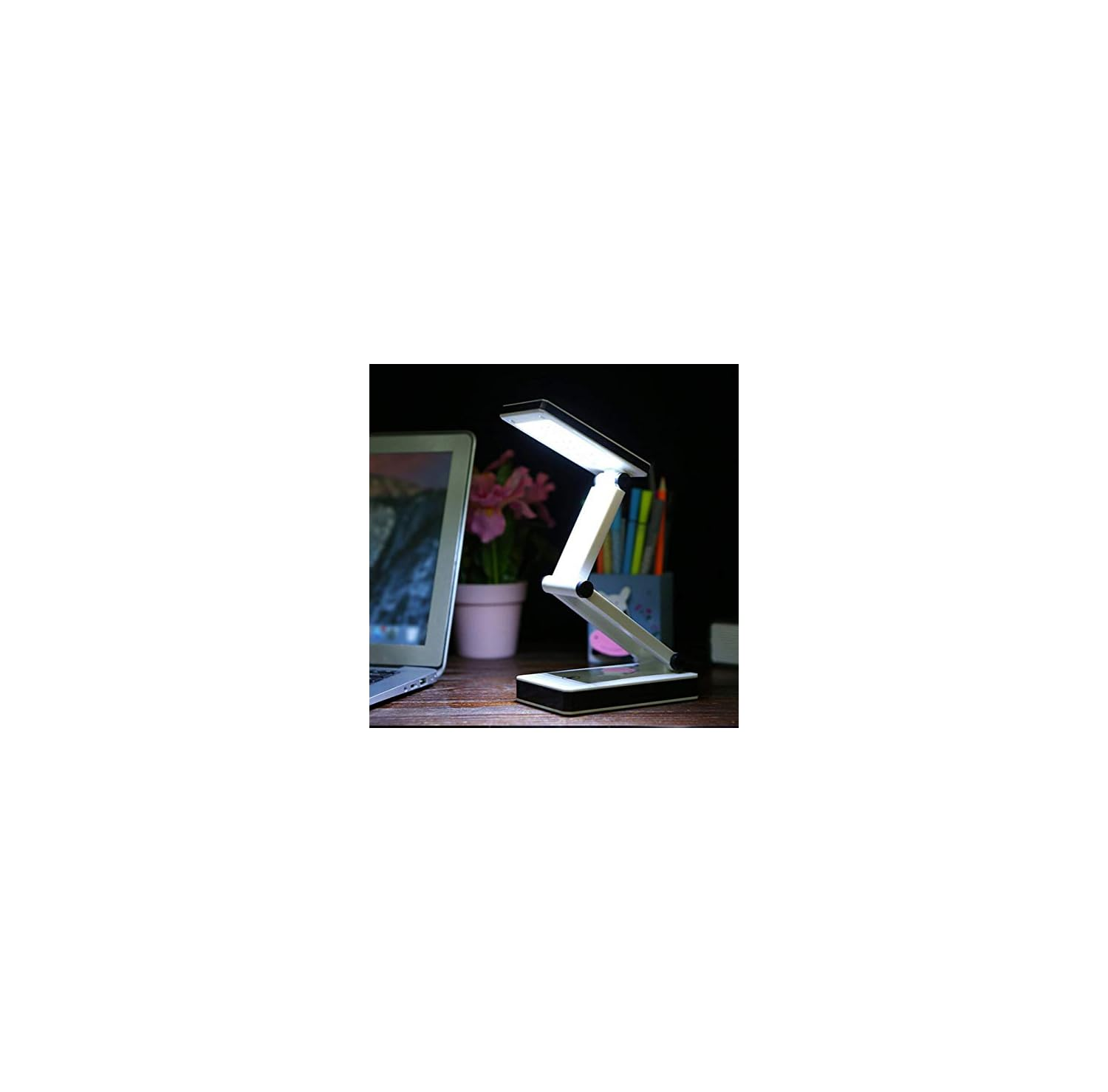 Ein moderner, klappbarer LED-Schreibtisch. Auf dem Tisch stehen ein Laptop, eine Topfpflanze und Stifte.