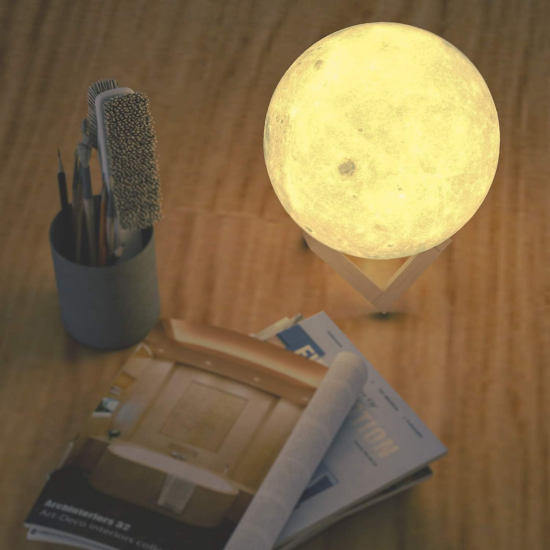 Ein Mondlicht mit einem Holzboden, Pinsel und Zeitschriften.