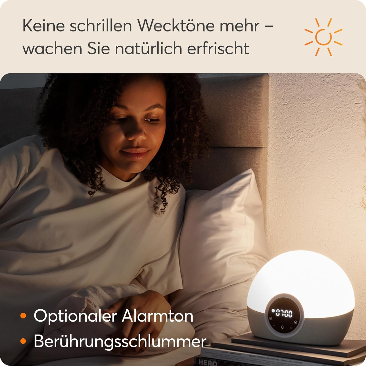 Frau im Bett mit einem Lichtwecker, der 07:00 anzeigt.