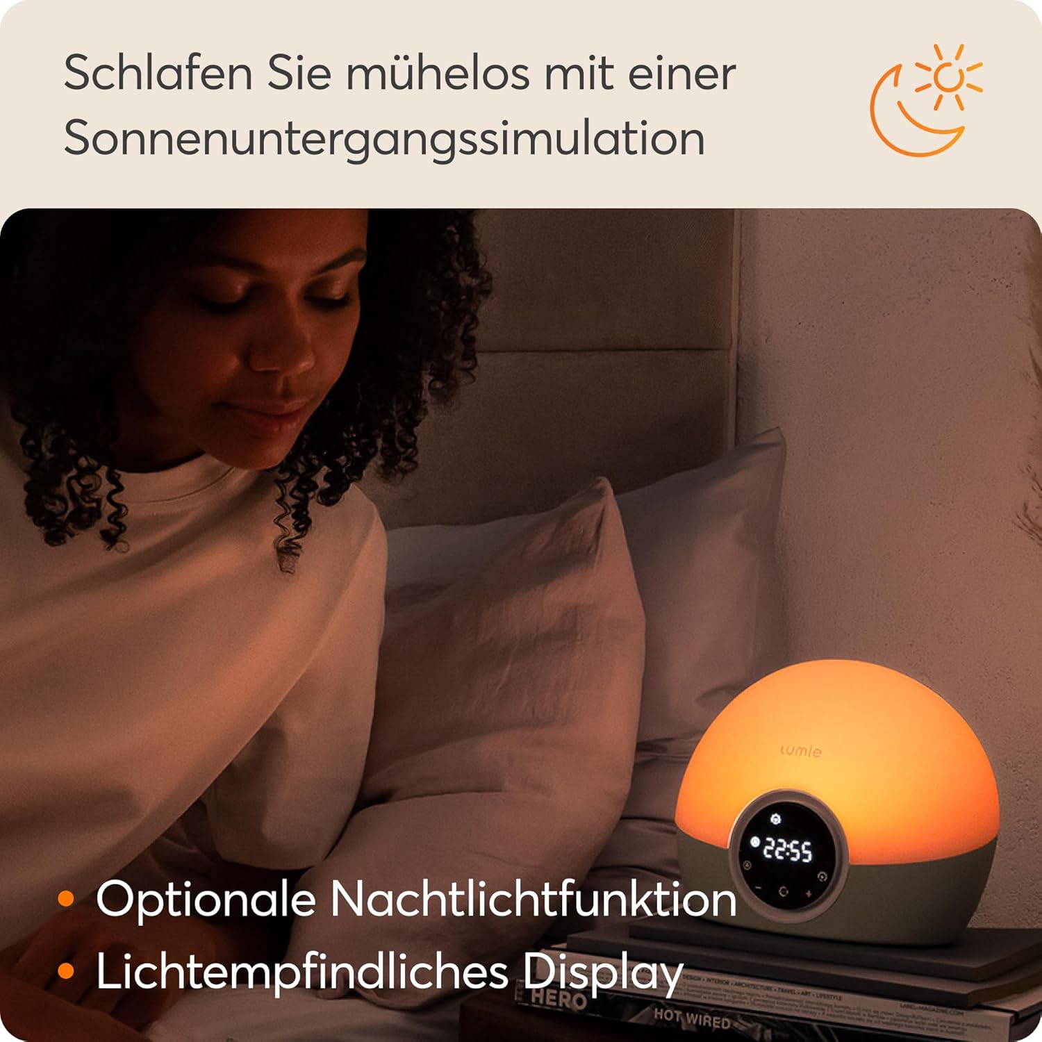 Frau im Bett mit einem Sonnenuntergangssimulator als Nachttischlampe.