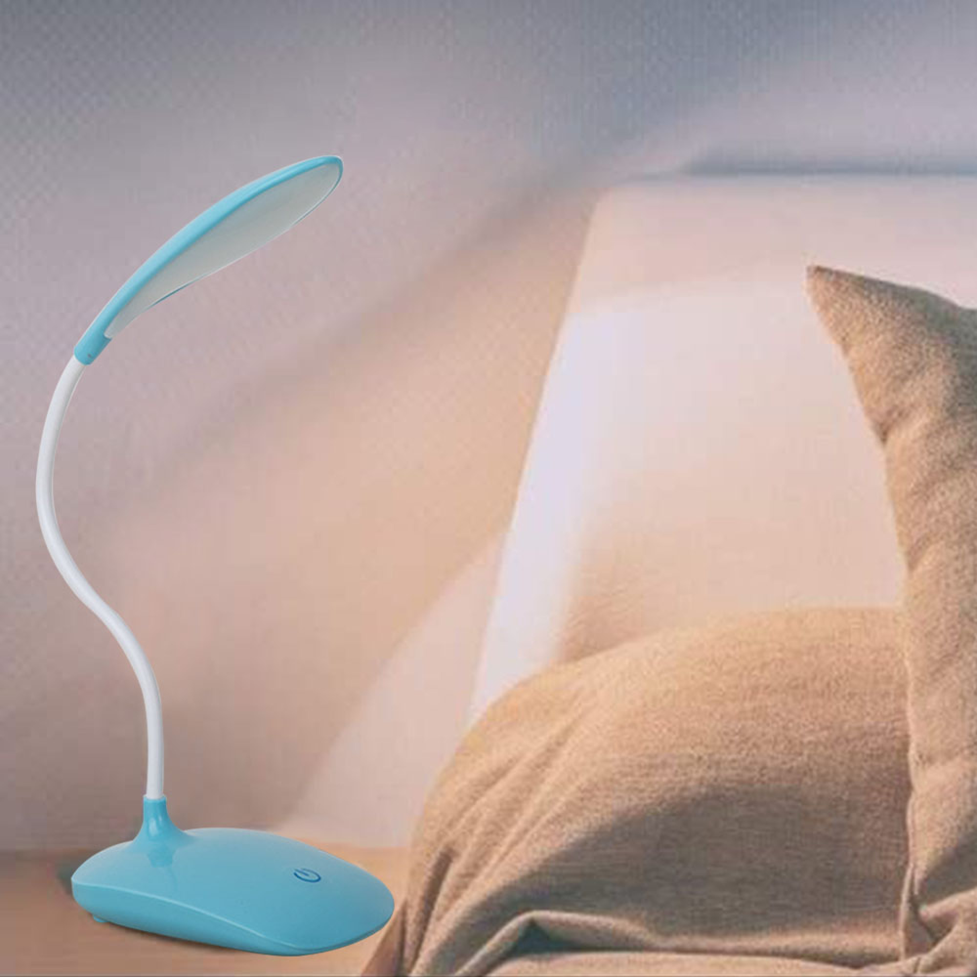 Eine blaue Nachttischlampe mit weißem Schwanenhals steht auf einem Tisch.