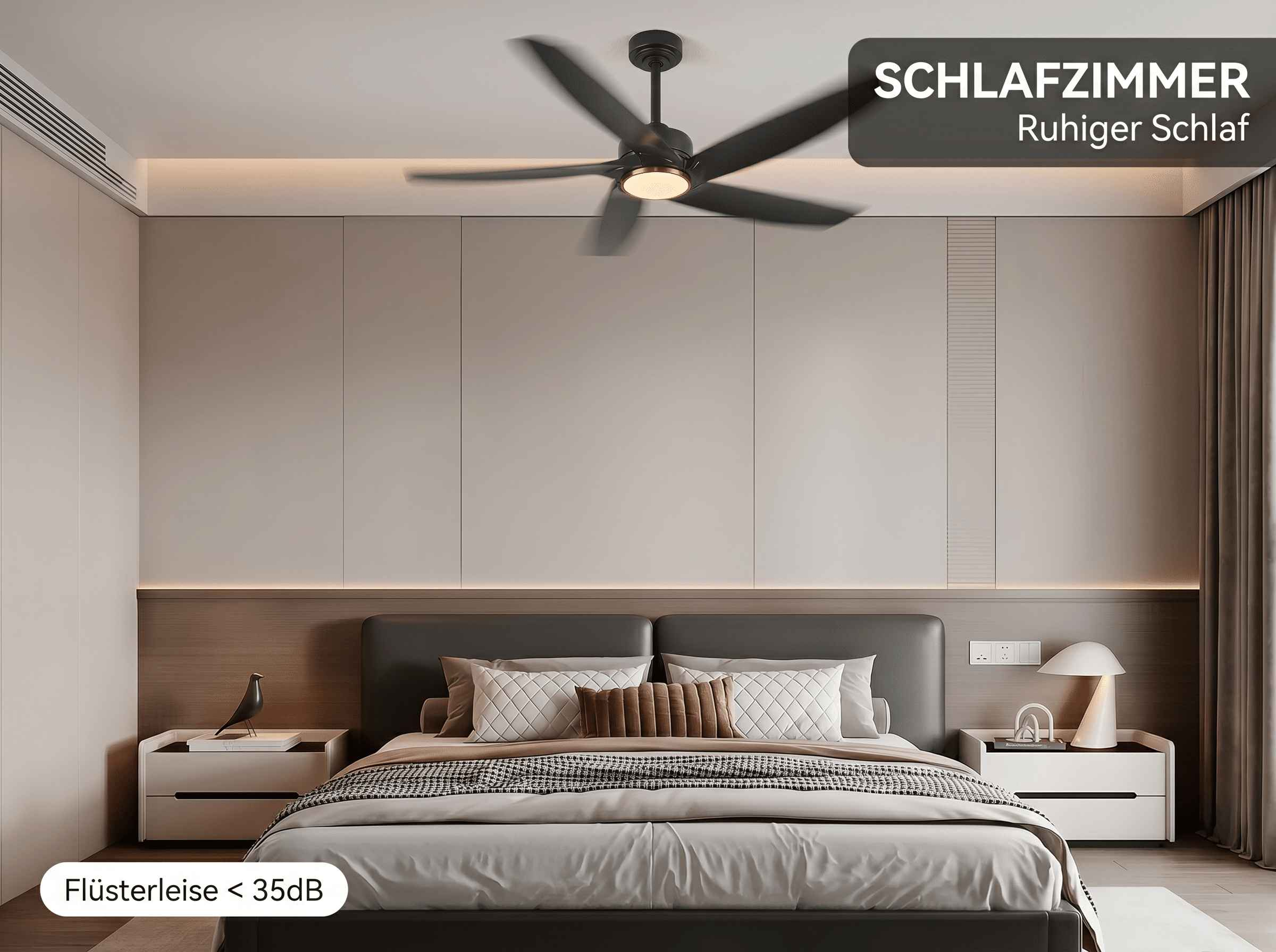 Ein Schlafzimmer mit einem Bett, Nachttischen, Deckenventilator und Beleuchtung.