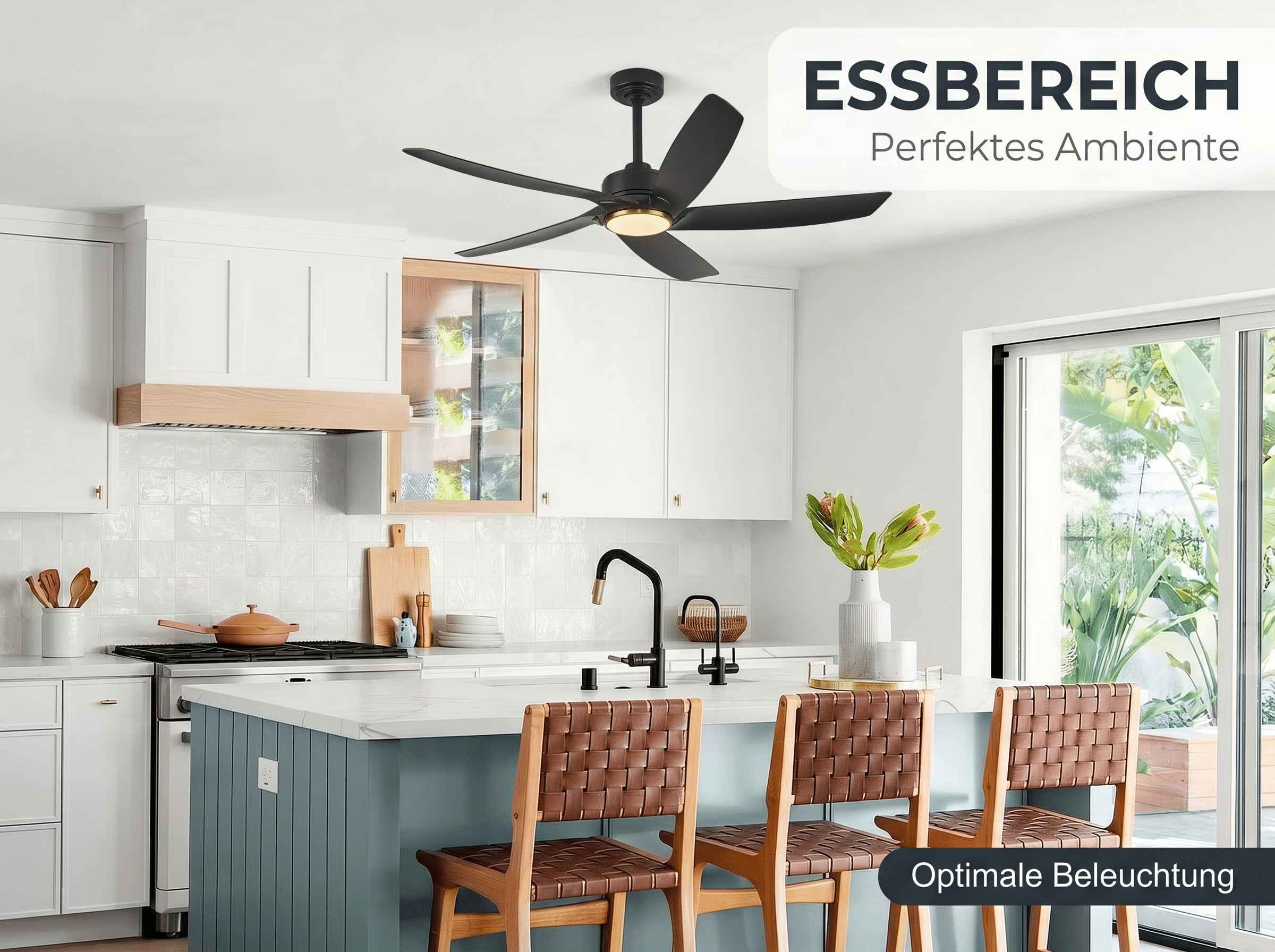 Moderne Küche mit schwarzem Deckenventilator, Kücheninsel und Sitzgelegenheiten.