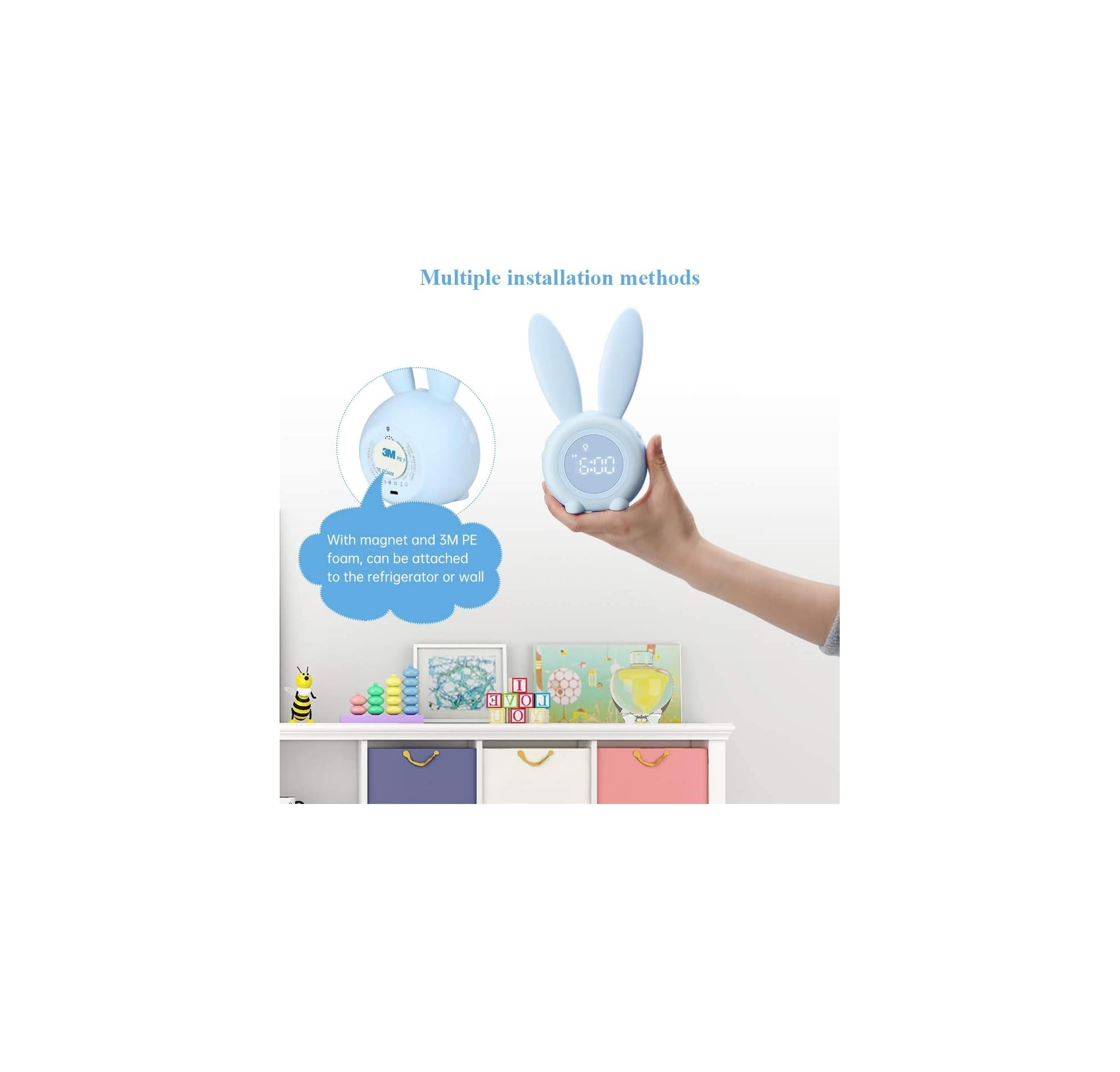 Ein blauer Hase-Wecker wird gehalten. Ein Regal mit Spielzeug ist darunter.