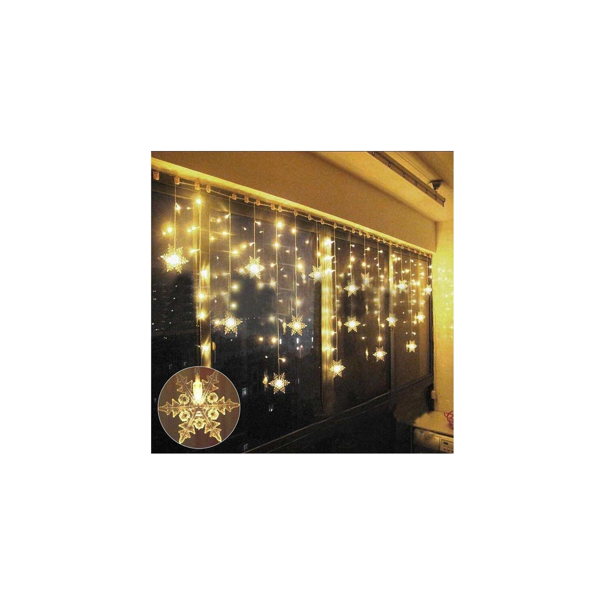 Lichterkette mit Sternen vor einem Fenster.
