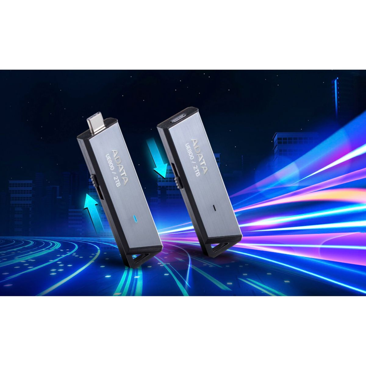 Zwei graue ADATA UE800 2TB USB-Sticks auf blauem Hintergrund mit Lichteffekten.