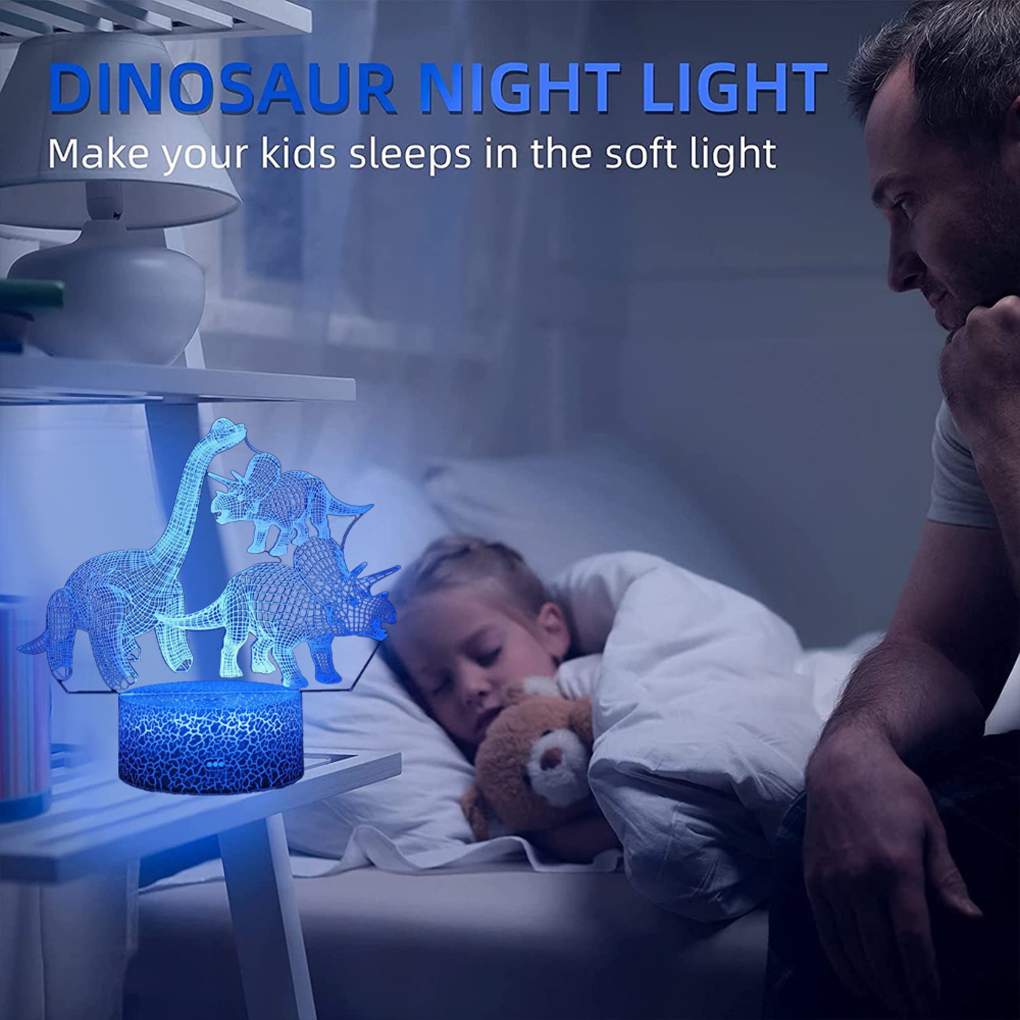 Ein Mann schaut auf ein Kind, das neben einem Dino-Nachtlicht schläft.