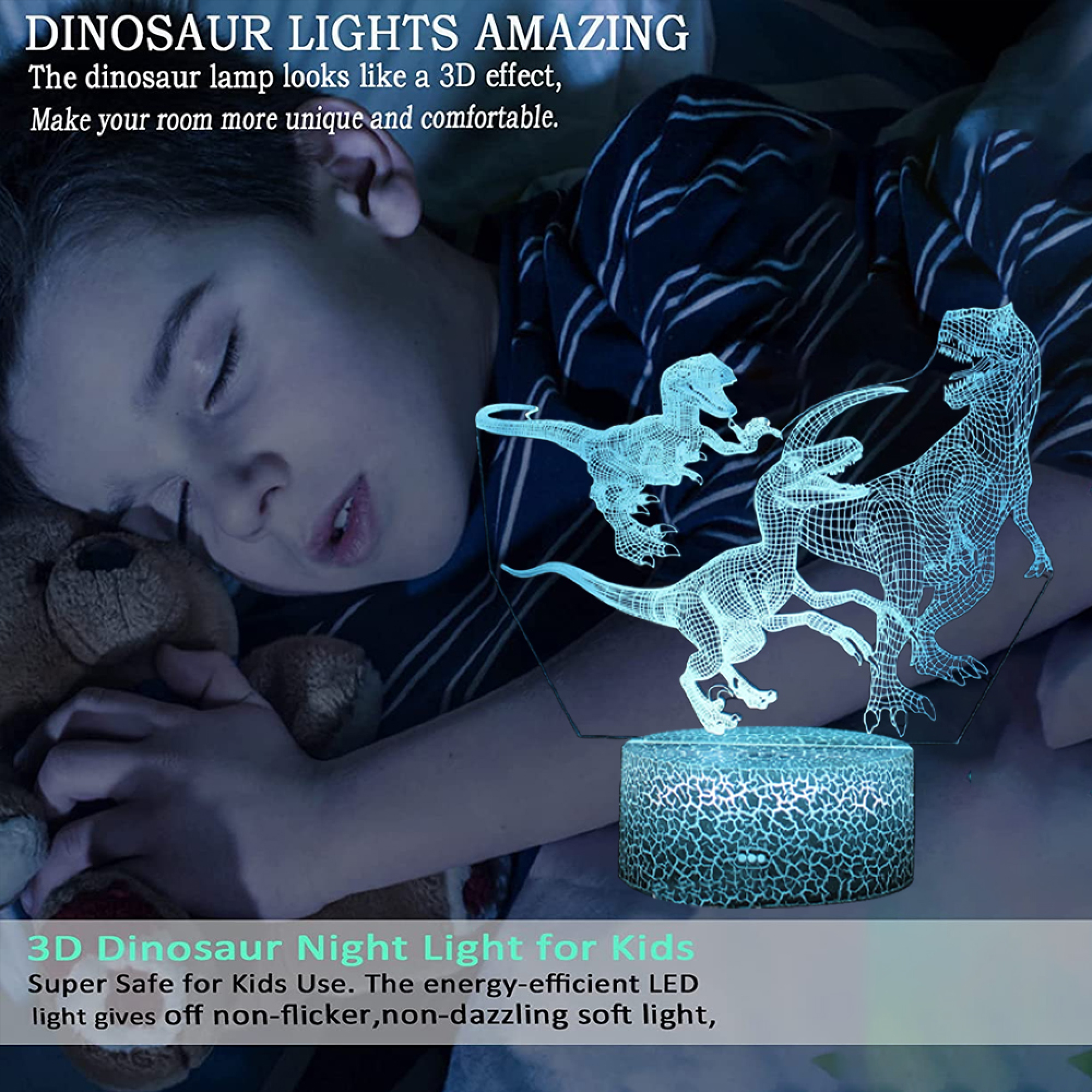 Ein Kind schläft neben einem Teddybär, beleuchtet von einer 3D-Dinosaurierlampe.