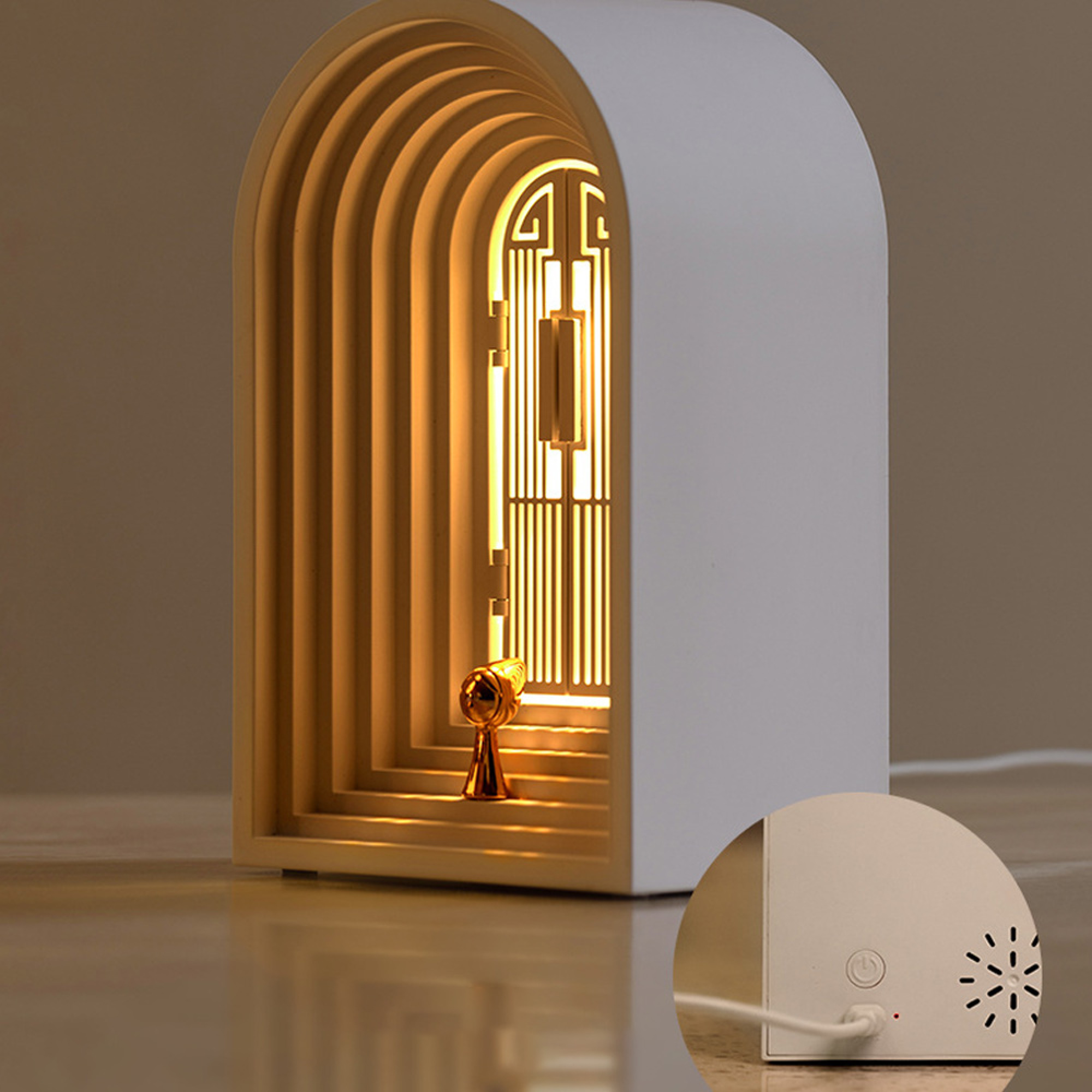 Eine weiße Lampe mit geschwungenen Schichten und einem goldenen Dekor im Inneren.