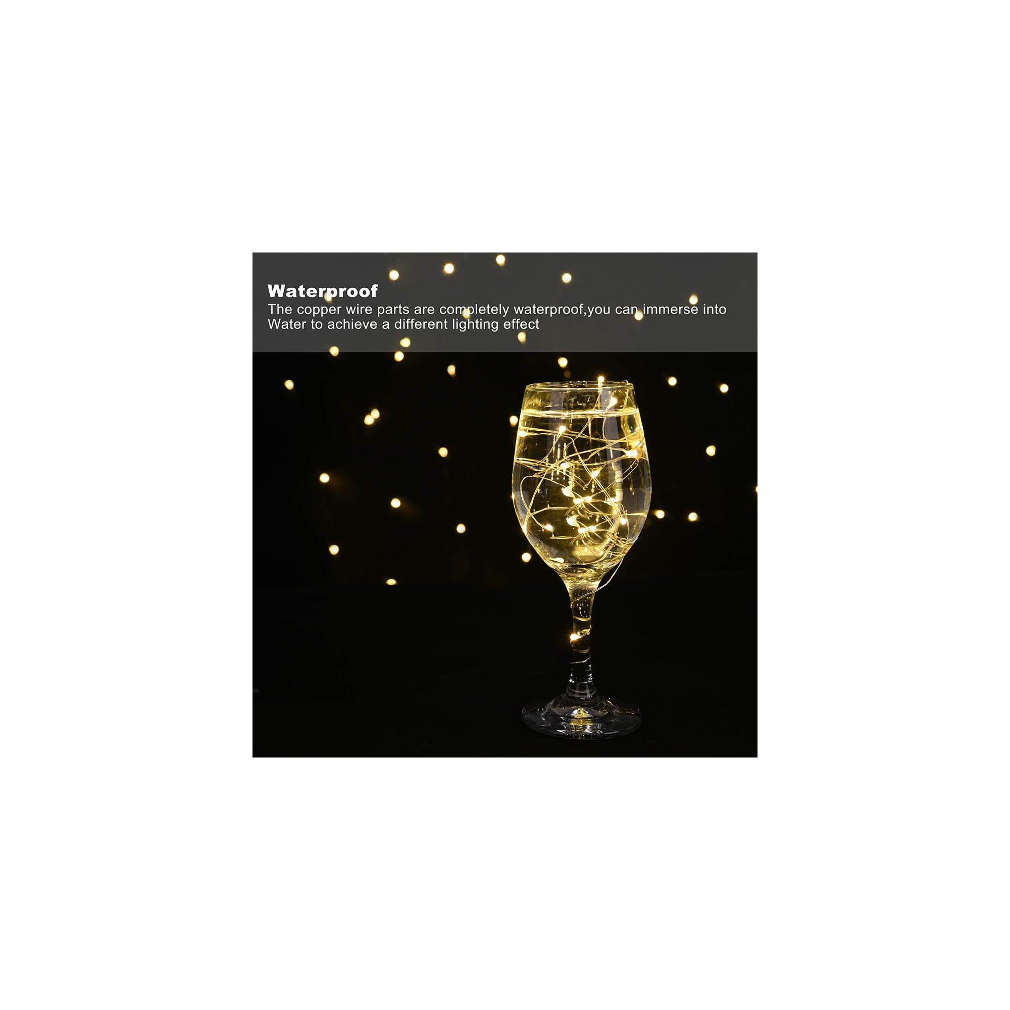 Ein Glas Wasser mit einer Lichterkette darin vor schwarzem Hintergrund.