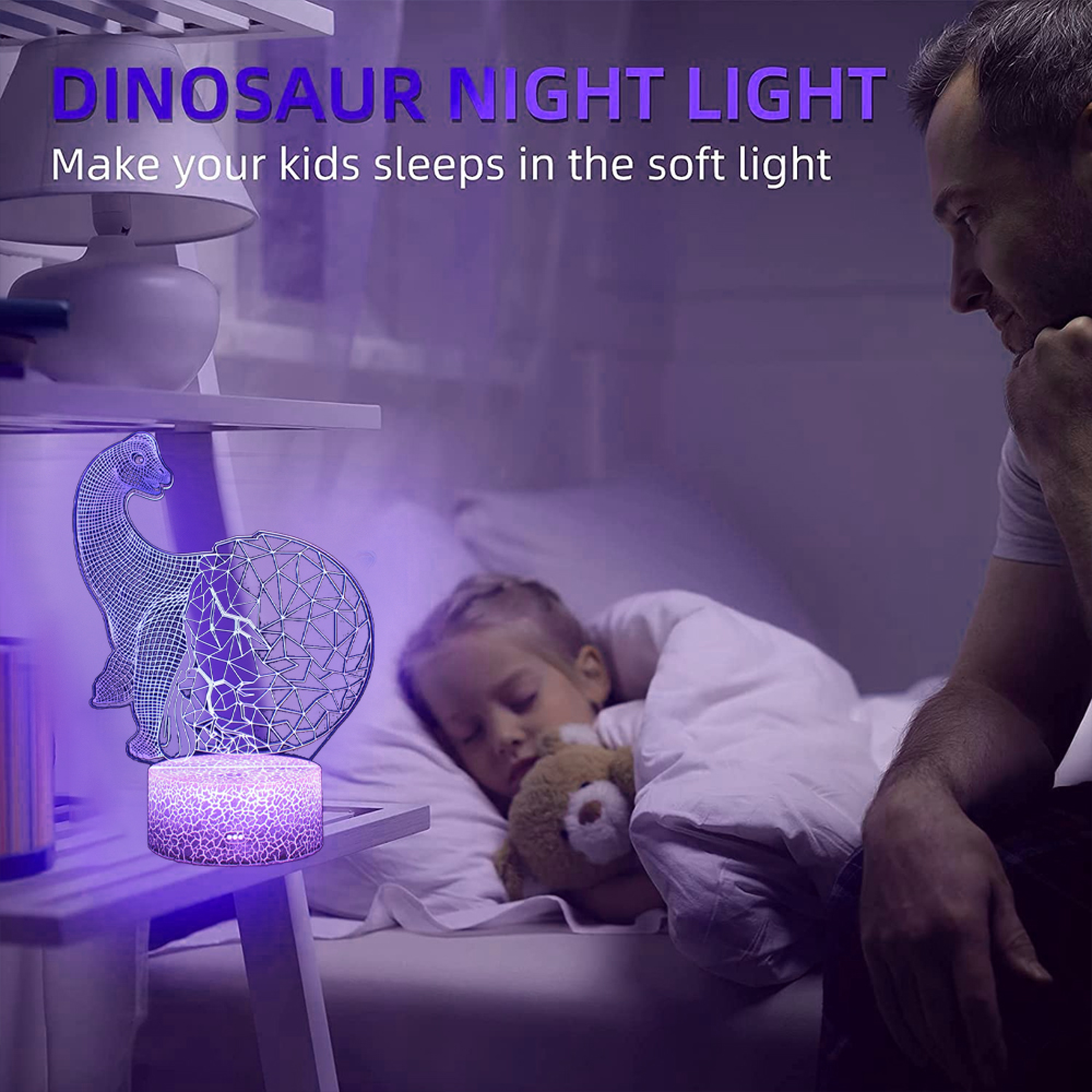Ein Mann blickt auf ein schlafendes Kind, beleuchtet von einem Dinosaurier-Nachtlicht.
