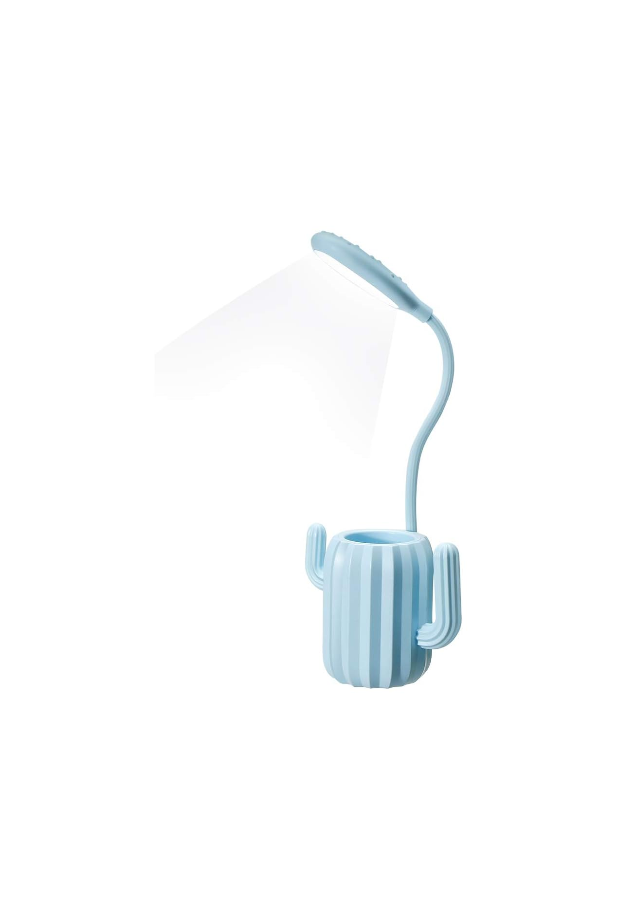 Eine blaue Kaktus-Schreibtischlampe mit flexiblen Hals leuchtet.