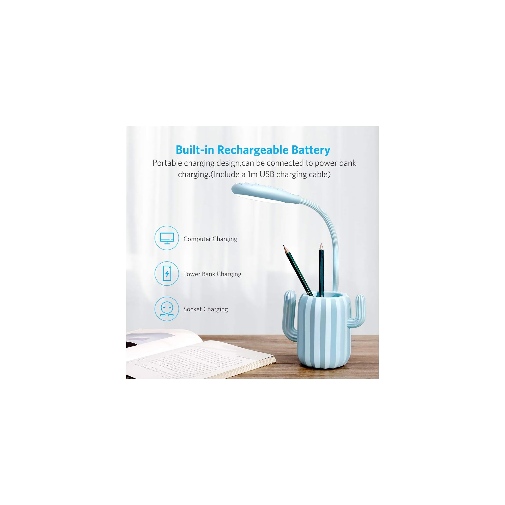 Ein blau gestreifter Kaktus-Stiftehalter mit Bleistiften und einer LED-Lampe.