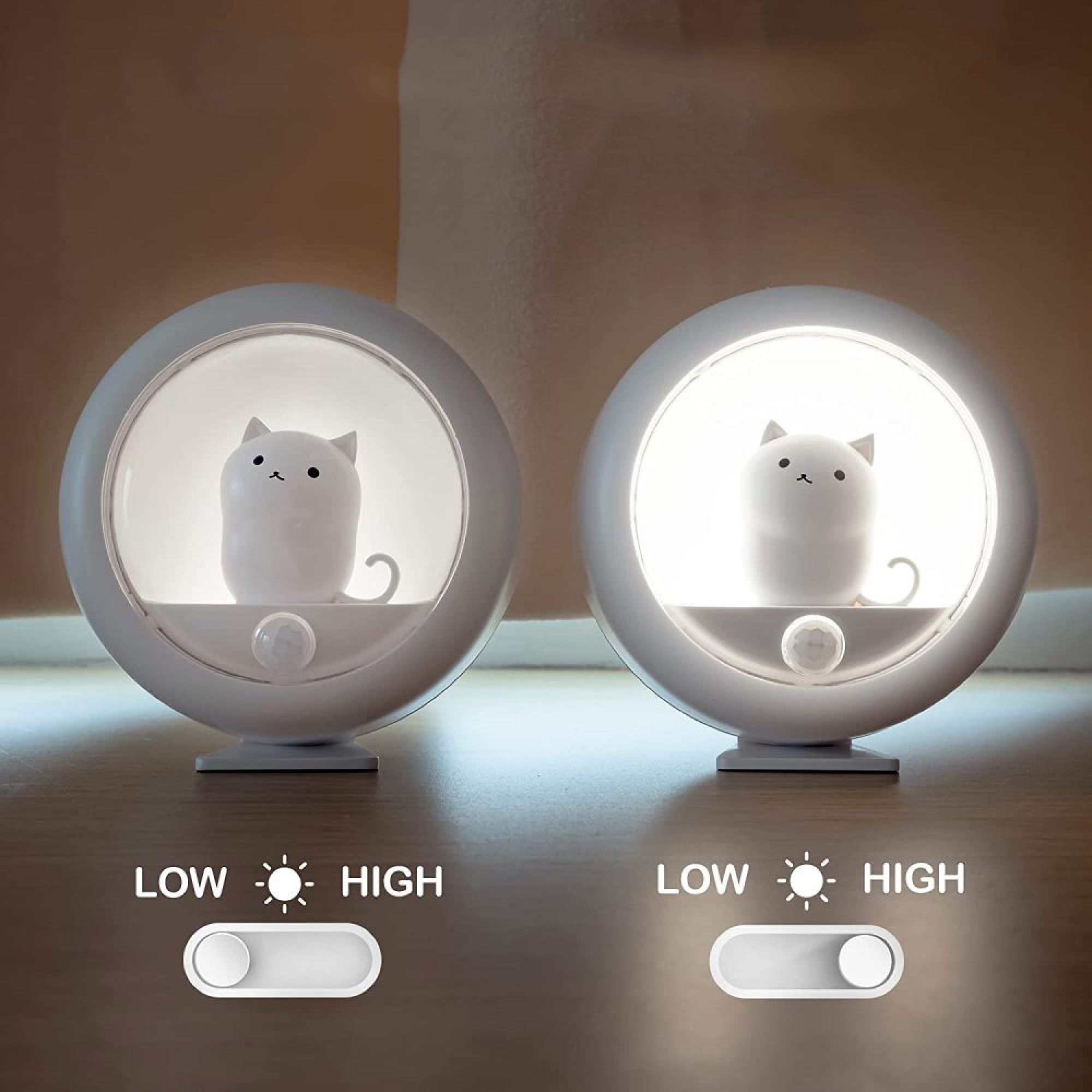 Zwei weiße Katzenlampen mit einstellbarer Helligkeit auf einem Holztisch.