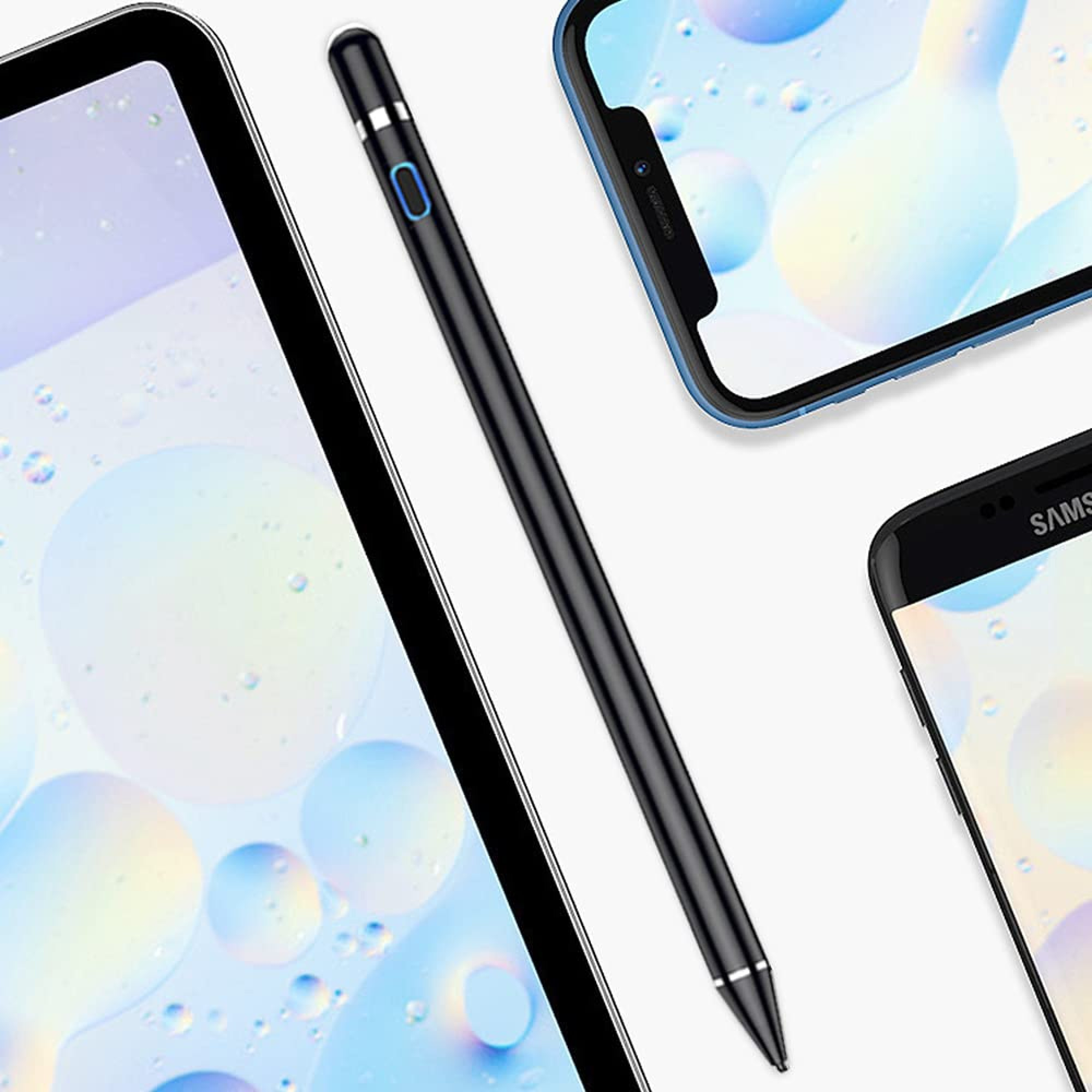 Ein schwarzer Eingabestift liegt zwischen drei Smartphones auf weißem Hintergrund.