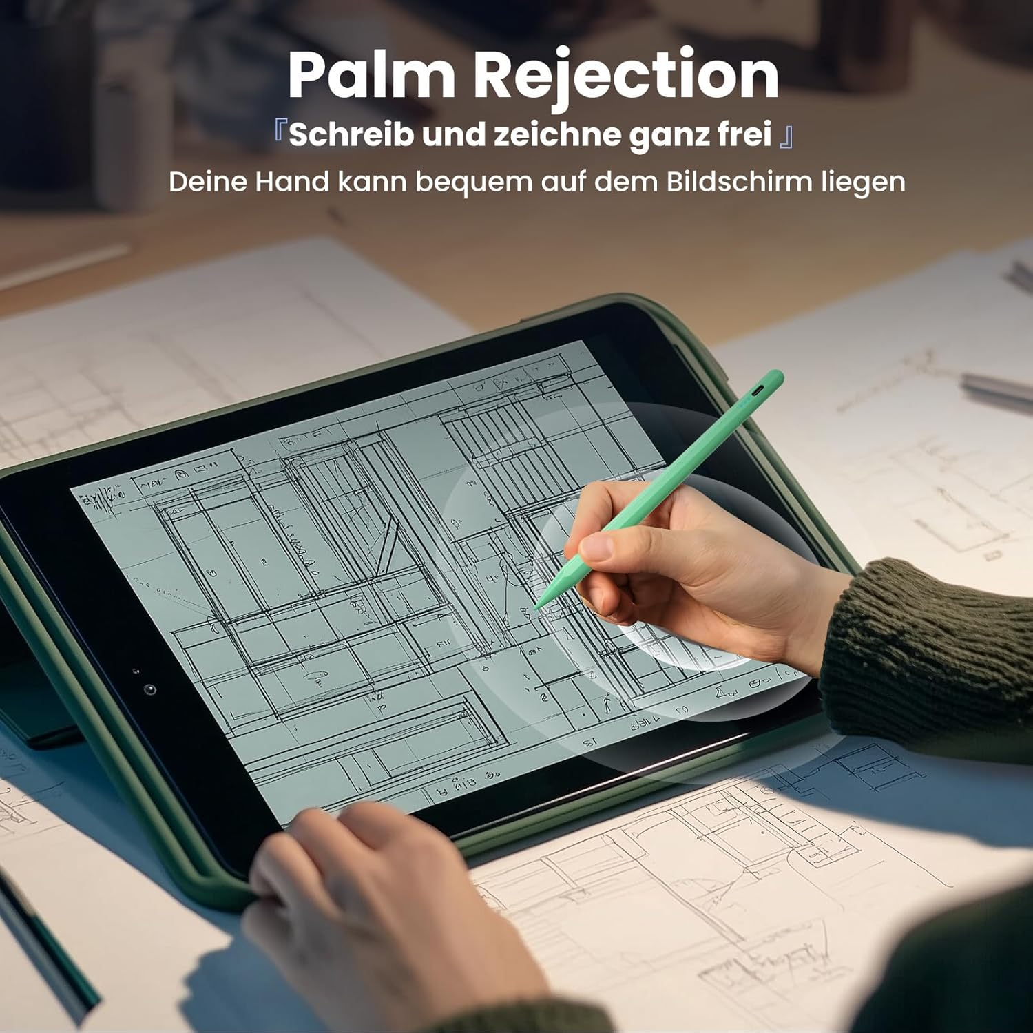 Hand benutzt einen Stift auf einem Tablet mit Bauplänen, mit anderen Bauplänen auf dem Schreibtisch.