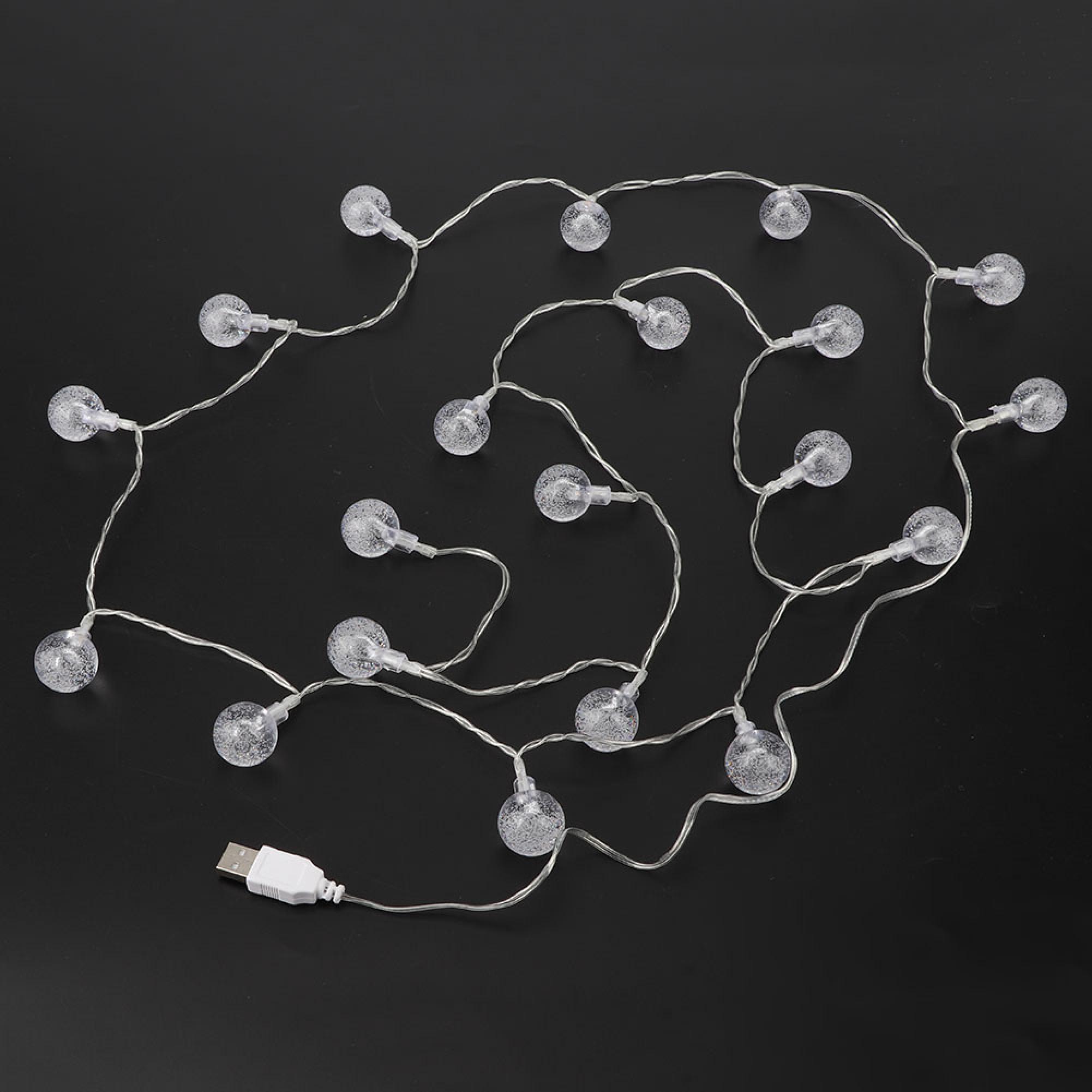 Eine Lichterkette mit transparenten Kugeln und einem USB-Anschluss auf schwarzem Hintergrund.
