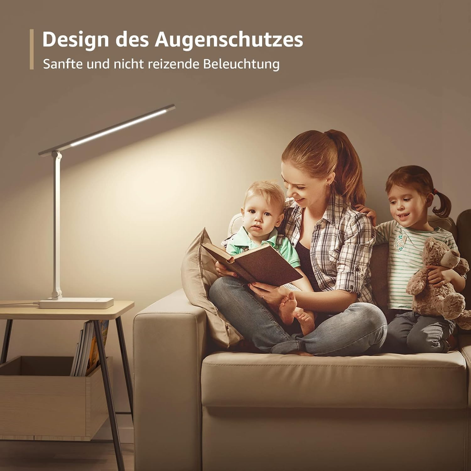 Eine Familie sitzt auf einem Sofa, beleuchtet von einer Schreibtischlampe.