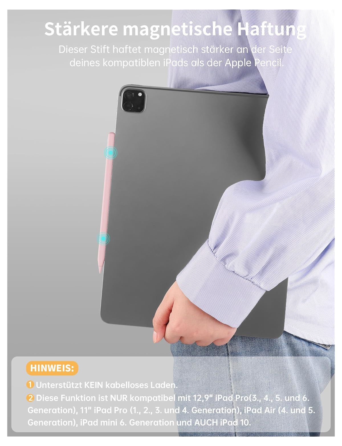 Ein rosa Stift haftet magnetisch an einem grauen iPad. Person trägt gestreifte Bluse.