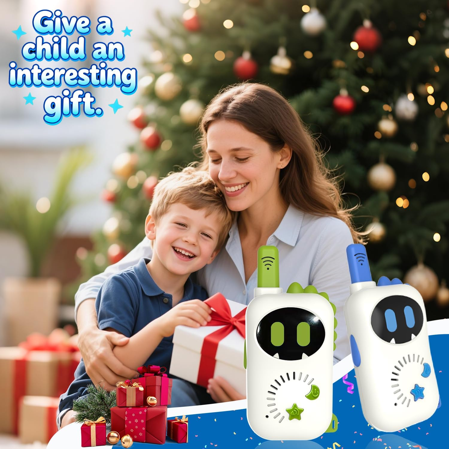 Mutter und Sohn umarmen sich vor einem Weihnachtsbaum, halten Geschenke und Spielzeug.