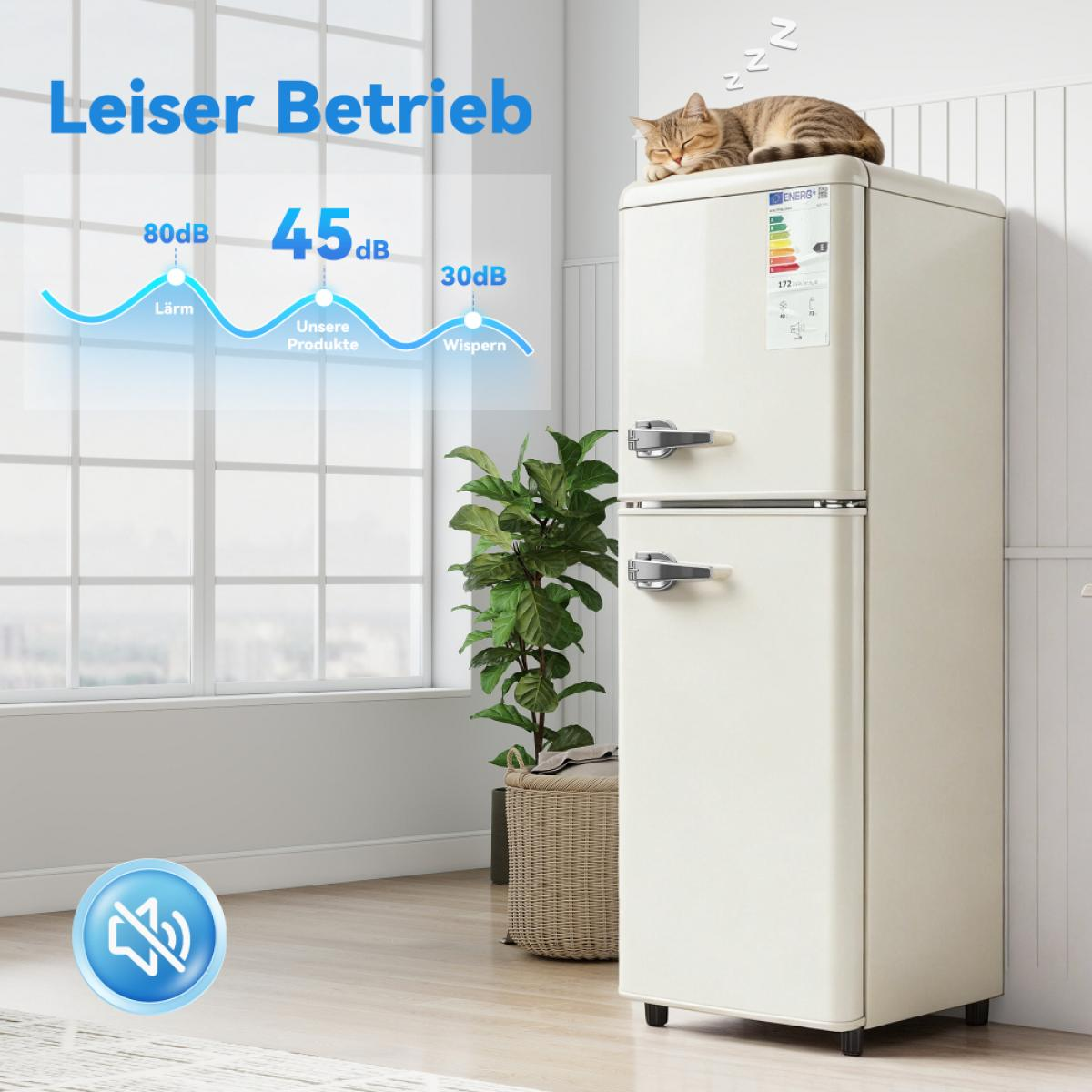 Eine Katze schläft auf einem cremefarbenen Kühlschrank, daneben eine Pflanze.