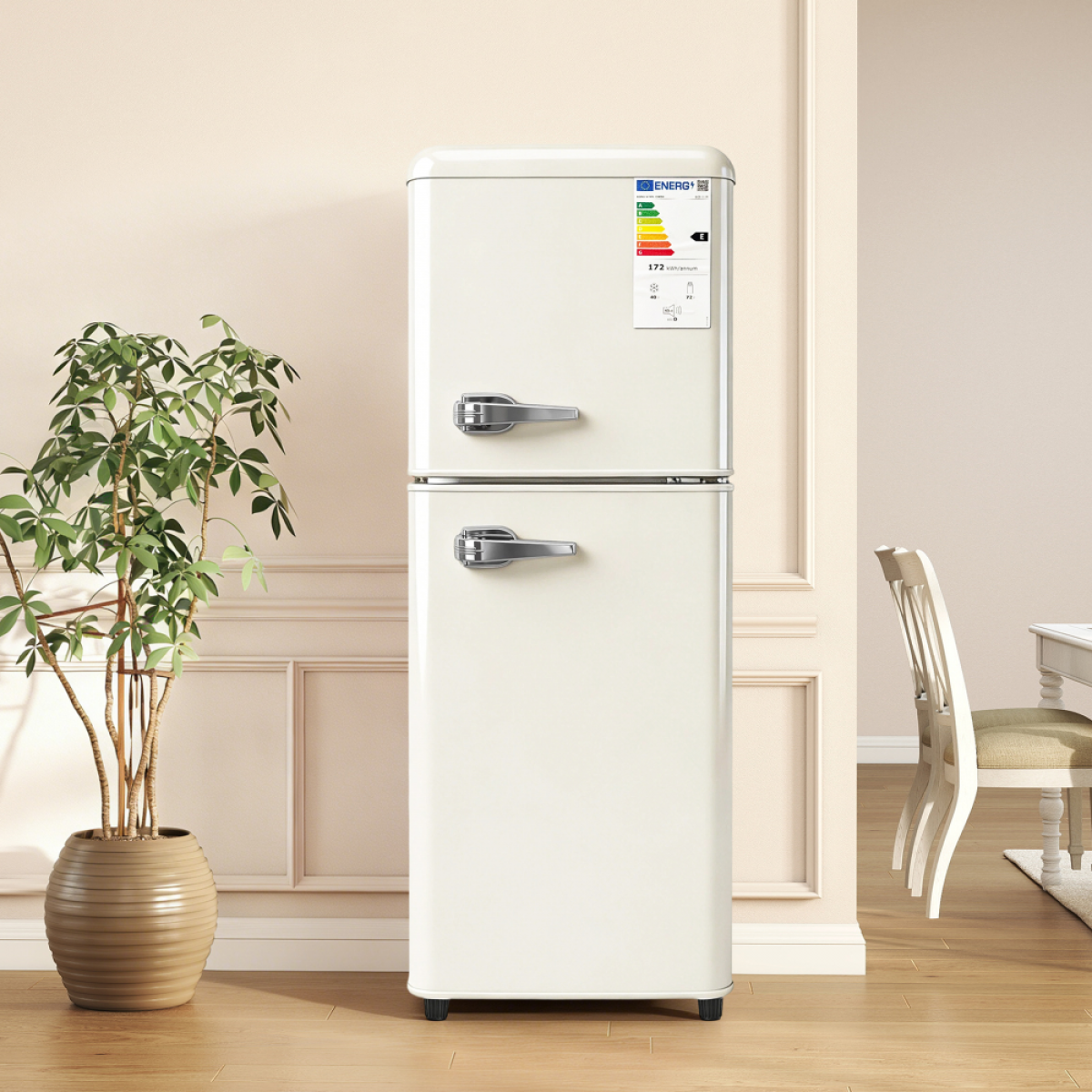 Ein cremefarbener Retro-Kühlschrank mit silbernen Griffen steht neben einer Topfpflanze.