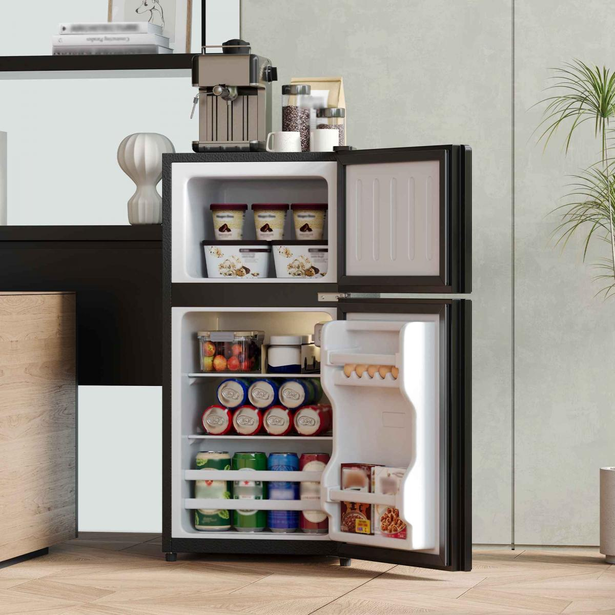 Offener Kühlschrank gefüllt mit Eis, Getränken, Eiern und Obst. Kaffeemaschine oben.
