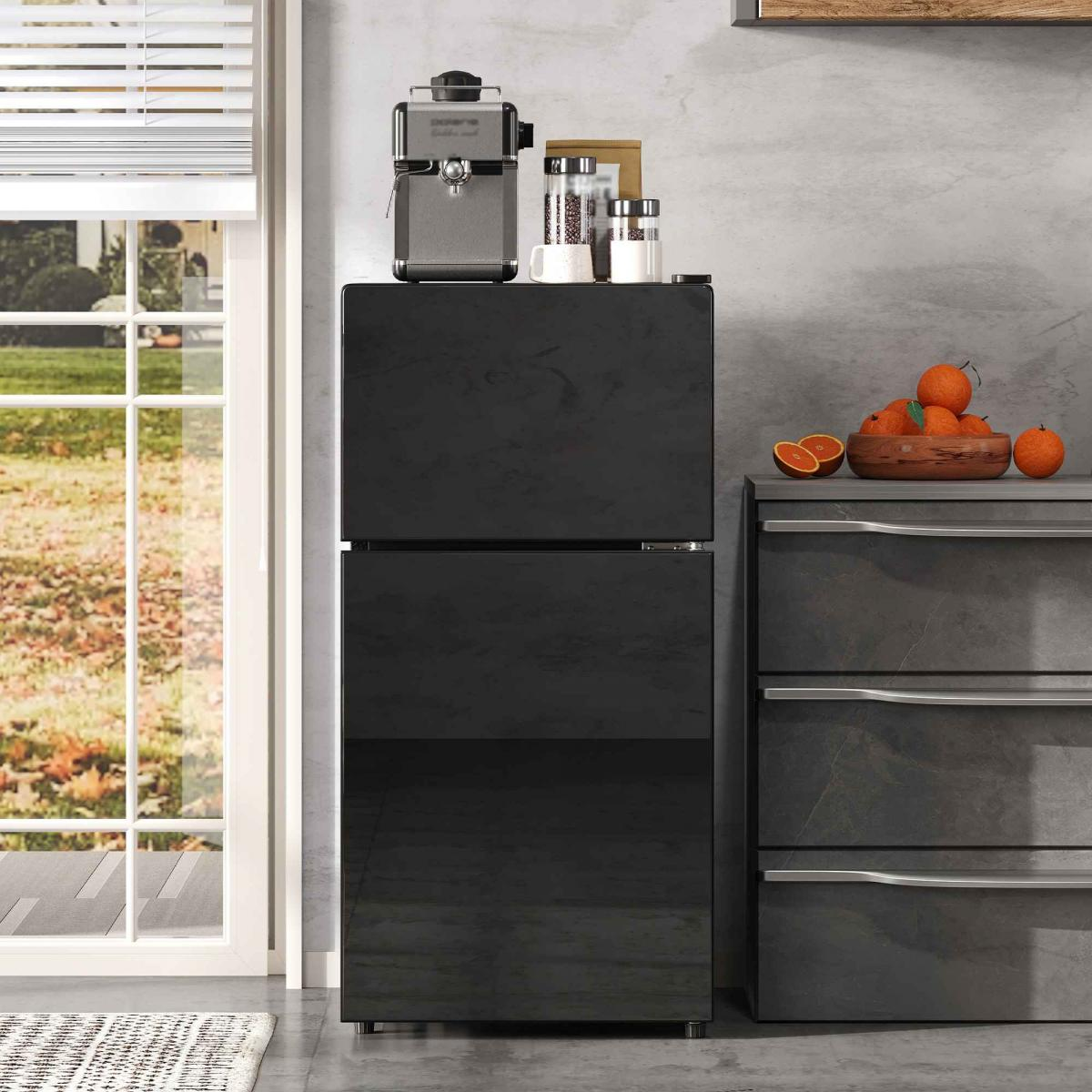 Schwarzer Kühlschrank mit Kaffeemaschine und Obstschale daneben.