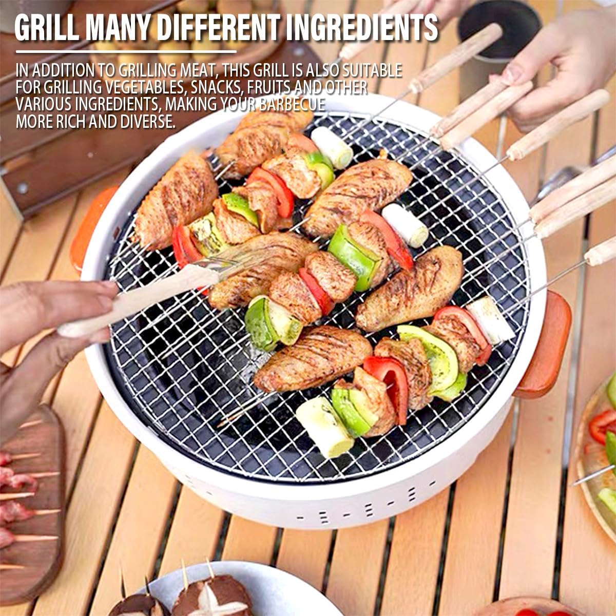 Grill mit Fleisch, Gemüse, Obst und Snacks auf einem Holztisch.