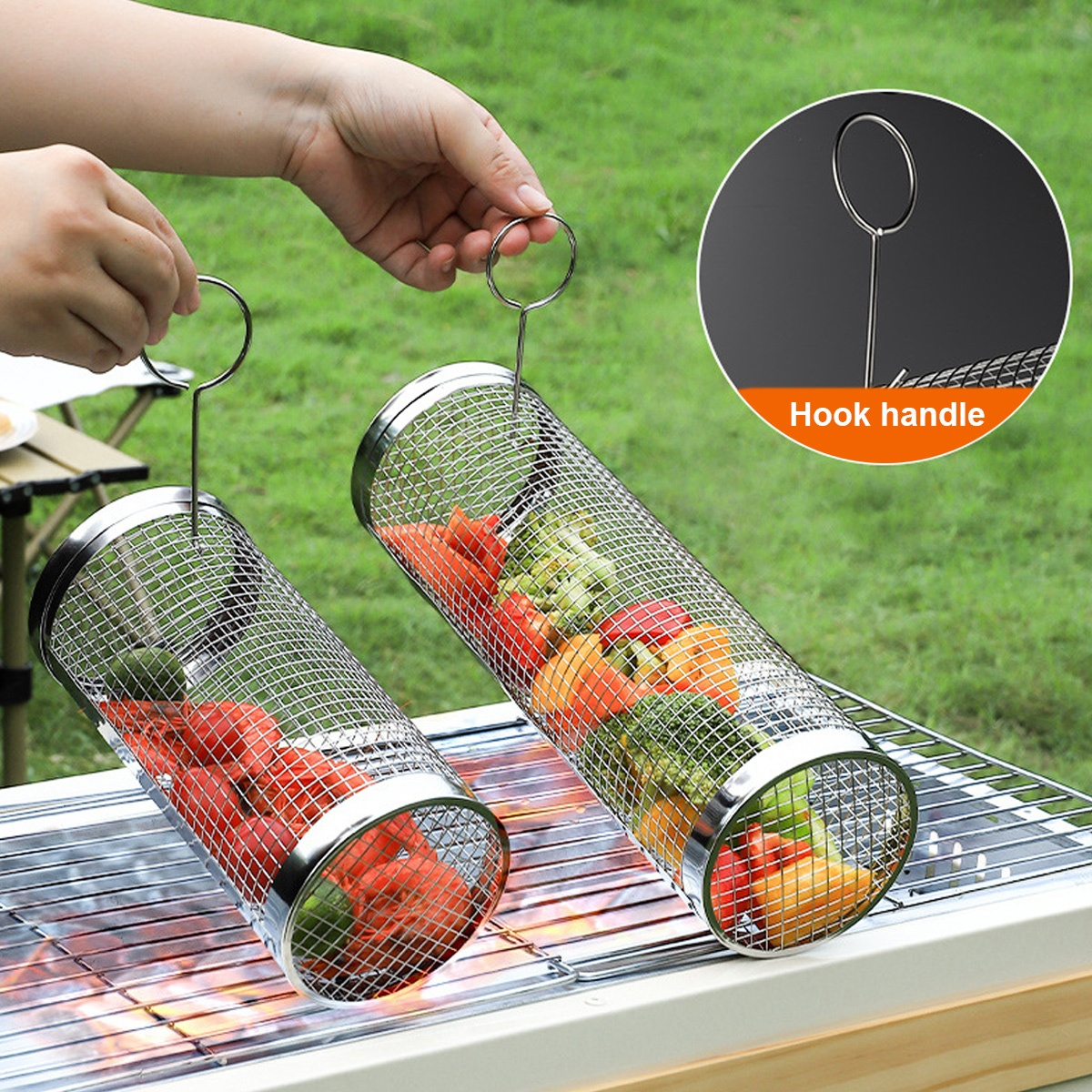 Zwei Räucherröhren aus Netzgitter mit Gemüse auf einem Grill.