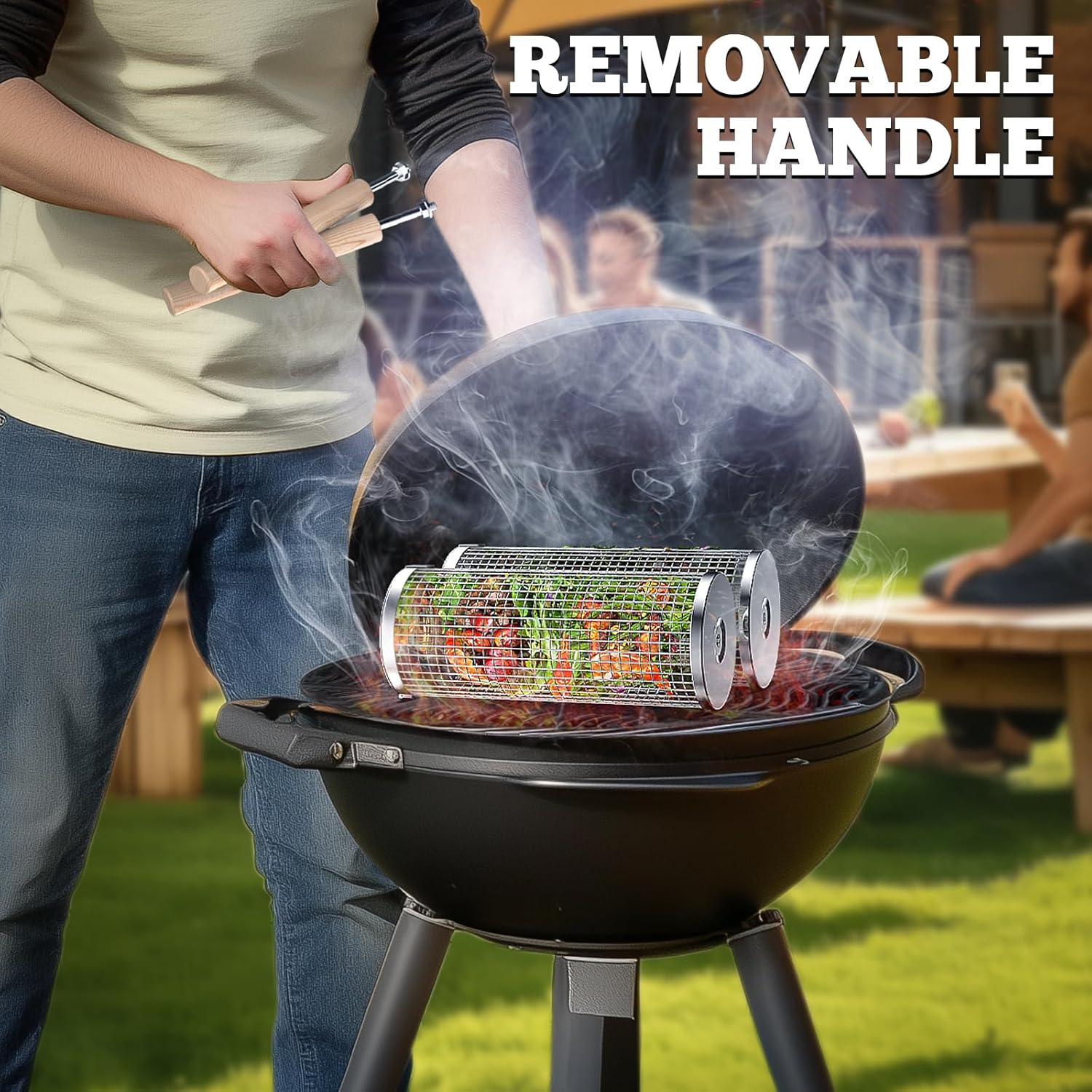 Eine Person grillt Gemüse in einem Drehkorb auf einem Holzkohlegrill.