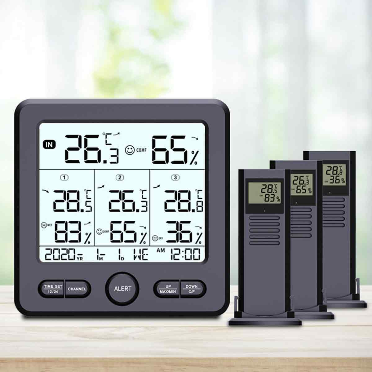Digitales Thermometer mit drei Außensensoren, zeigt Innen- und Außentemperatur/Luftfeuchtigkeit an.