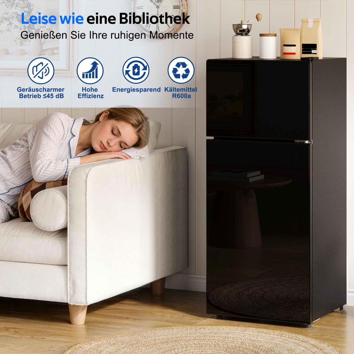 Eine Frau schläft auf einem Sofa neben einem schwarzen Kühlschrank. Icons zeigen Geräuscharmut, Effizienz und Energiesparen.
