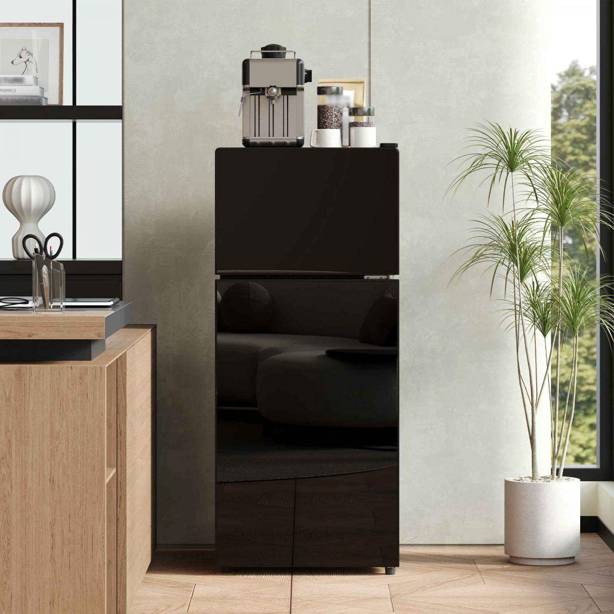 Ein schwarzer Kühlschrank mit Espressomaschine und Gläsern obendrauf.