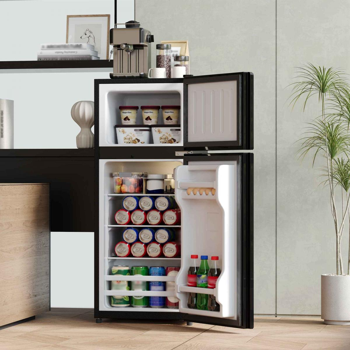 Ein schwarzer Kühlschrank mit geöffneten Türen, gefüllt mit Getränken und Eiscreme.