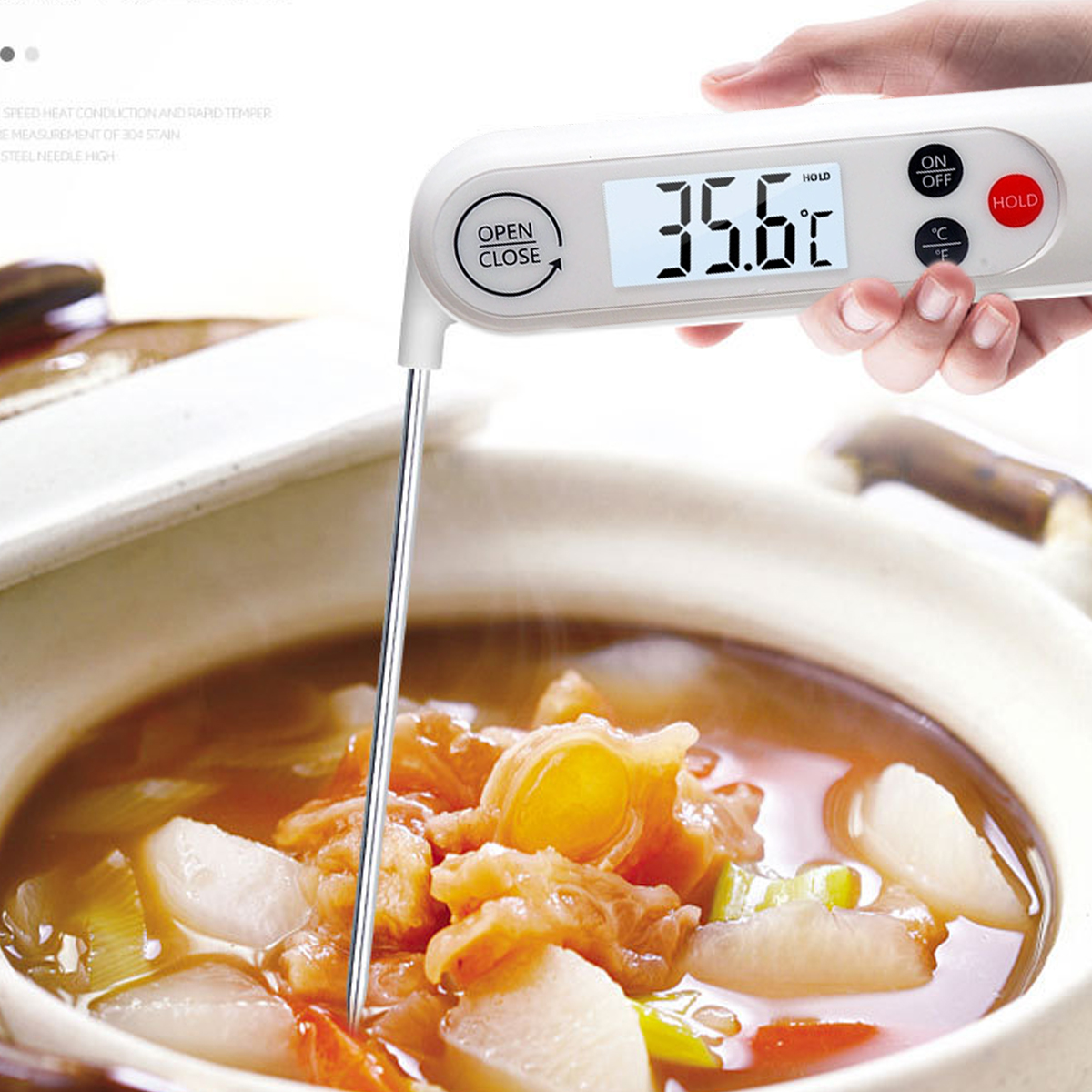 Ein digitales Thermometer zeigt 35,6 °C in einer Schüssel Eintopf an. Die Sonde ist im Essen.