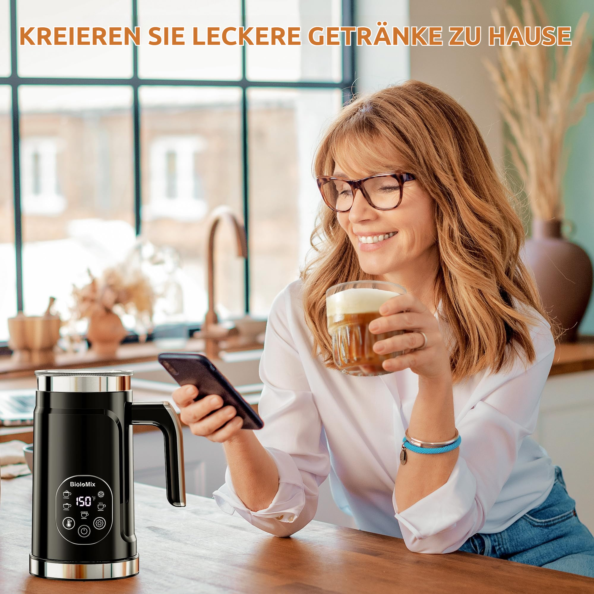 Frau mit Brille hält Getränk und Handy neben schwarzem Gerät mit Display.