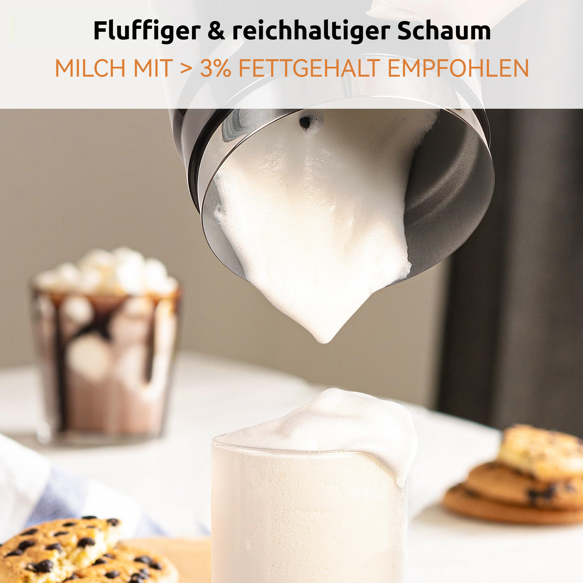 Schaum wird aus einem Behälter in ein Glas gegossen. Kekse und ein Getränk sind zu sehen.