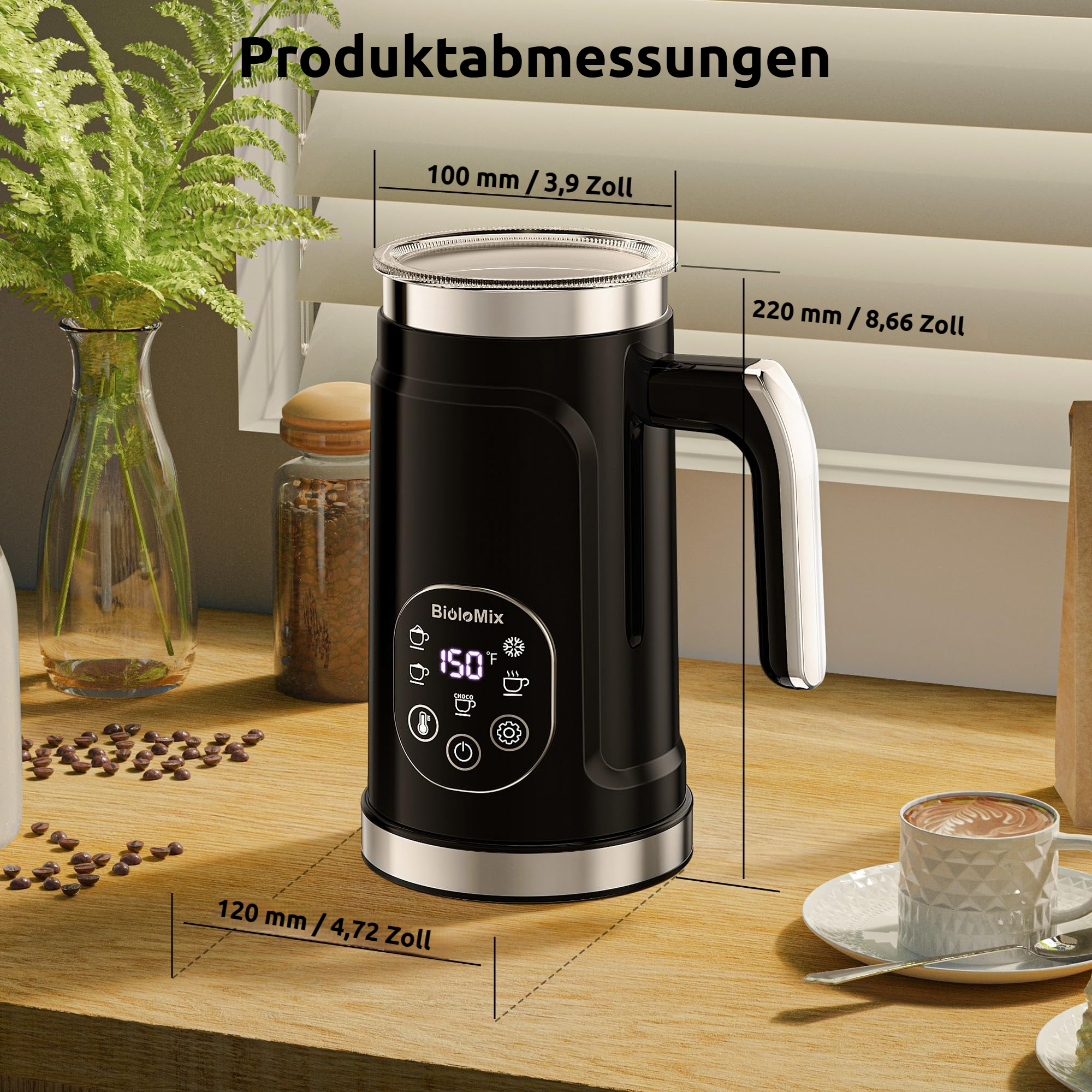 Schwarzer Milchaufschäumer mit digitalen Einstellungen, Kaffeebohnen und einer Tasse Kaffee.