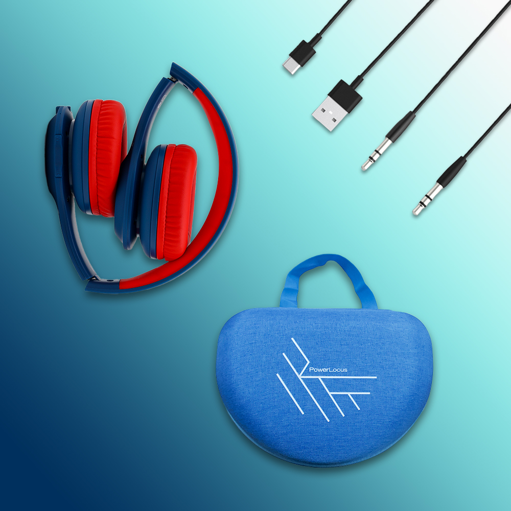 Blau-rote Kopfhörer, blaue Tasche und Ladekabel auf blauem Hintergrund.
