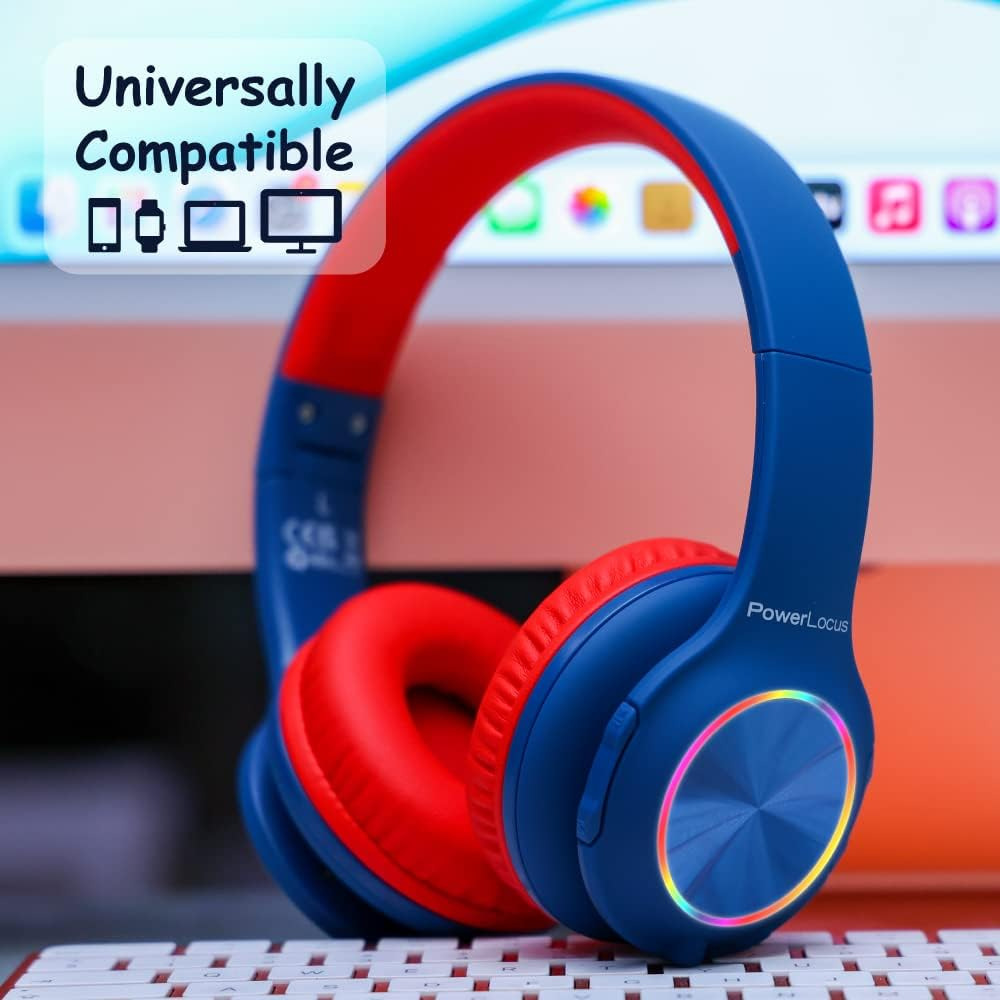 Blaue und rote Kopfhörer mit leuchtenden Ringen, die auf einer Tastatur liegen.