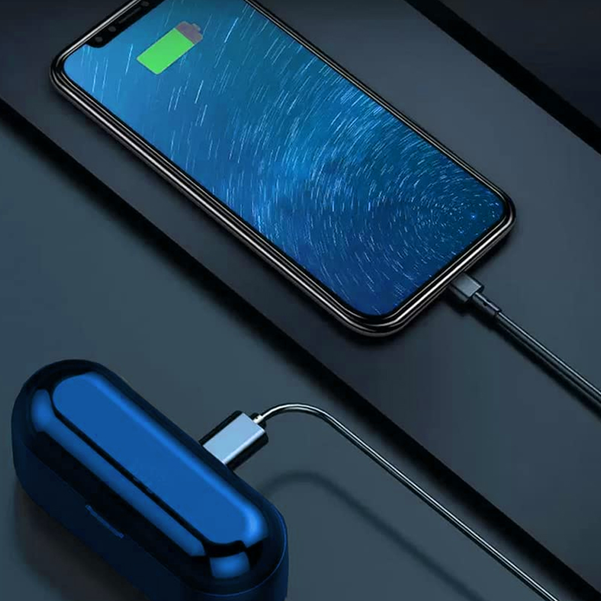 Eine blaue Ladehülle und ein Smartphone mit grüner Akkuanzeige sind verbunden.