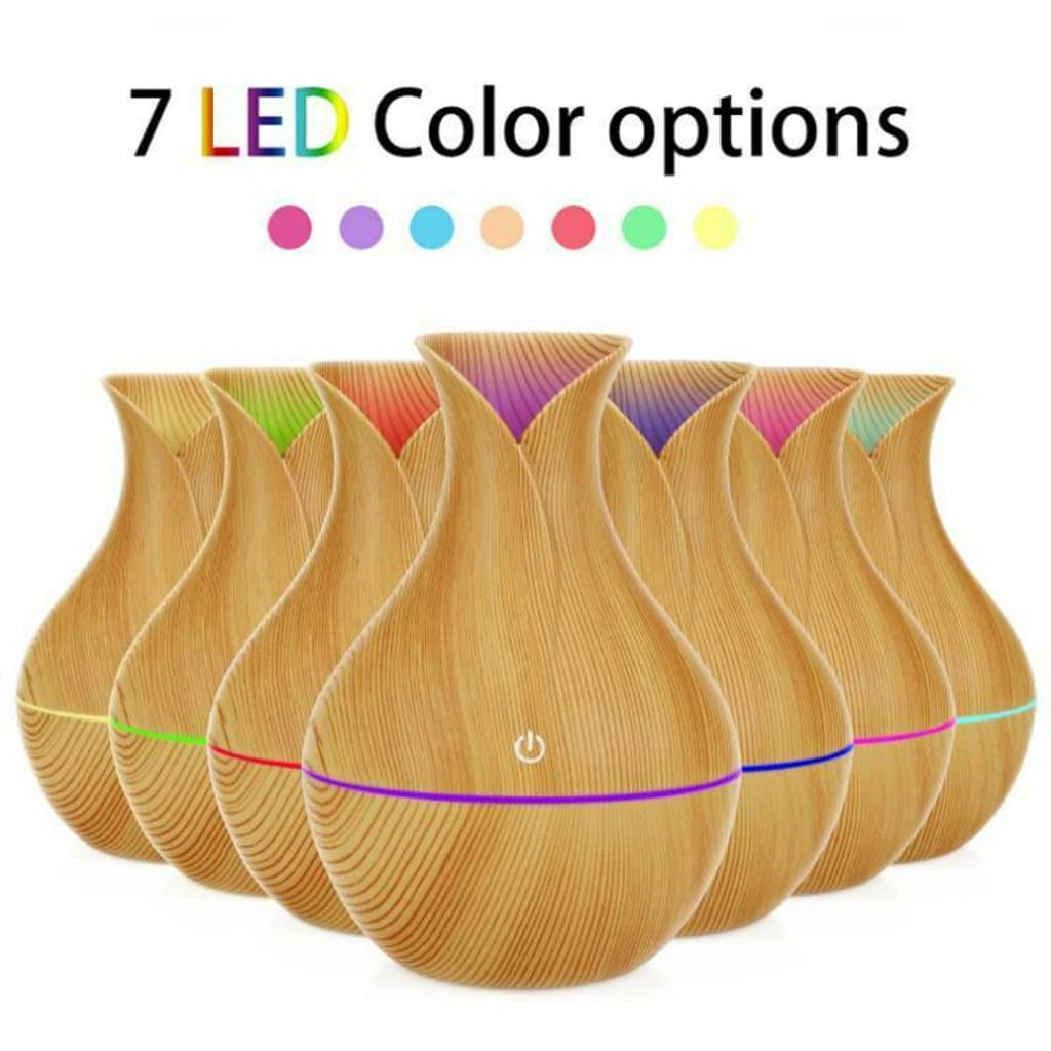 Sieben hölzerne Diffusoren mit bunten LED-Lichtern und einem Powerset.